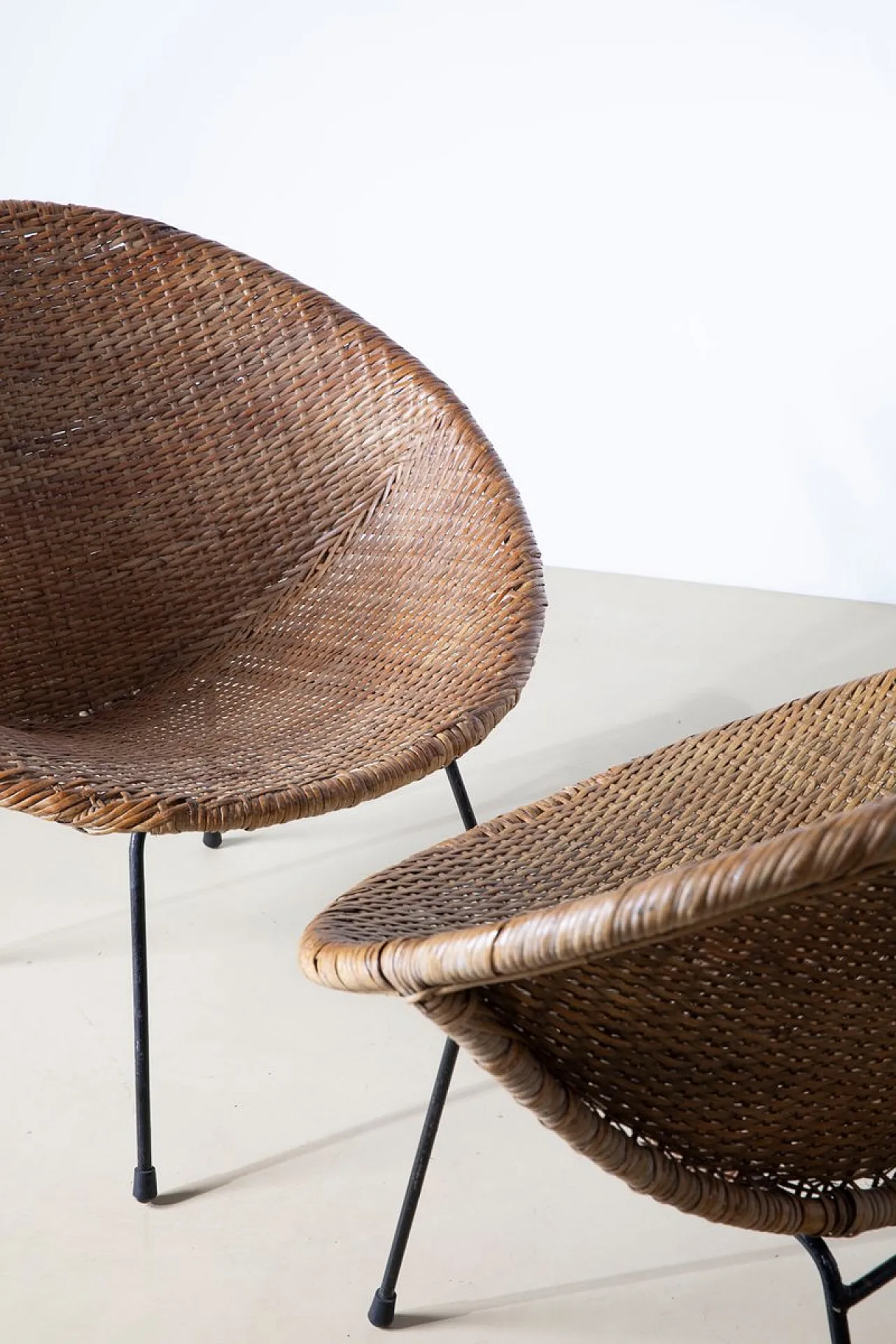 Coppia di sedie in vimini intrecciati e metallo, anni '50 9