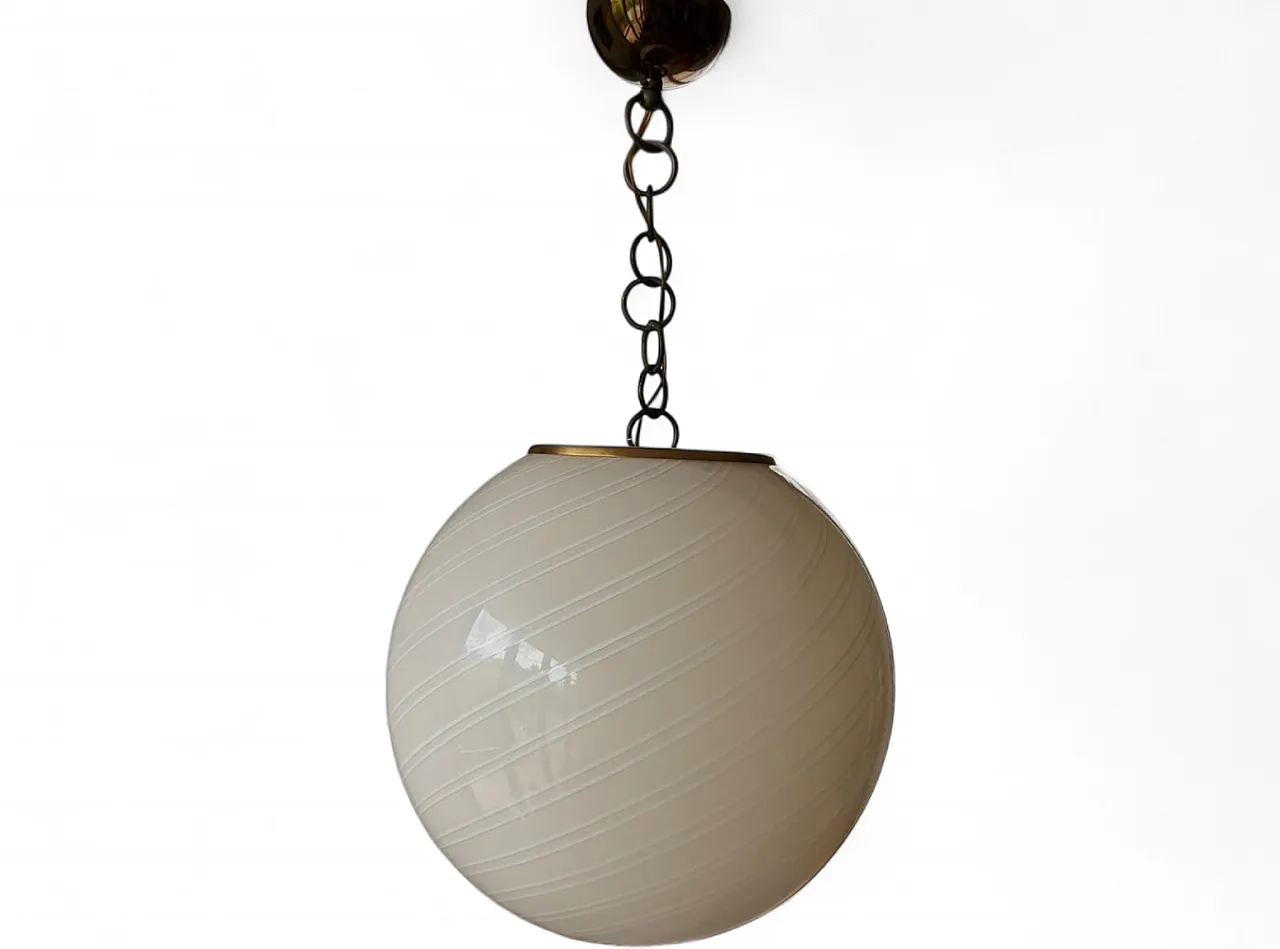 Lampada a sospensione con globo in vetro bianco a spirale, anni '70 7