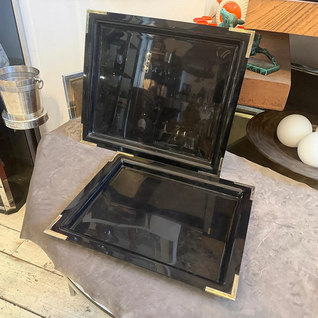 Coppia di vassoi Mid-Century Modern in lucite nera e ottone, anni '70 3