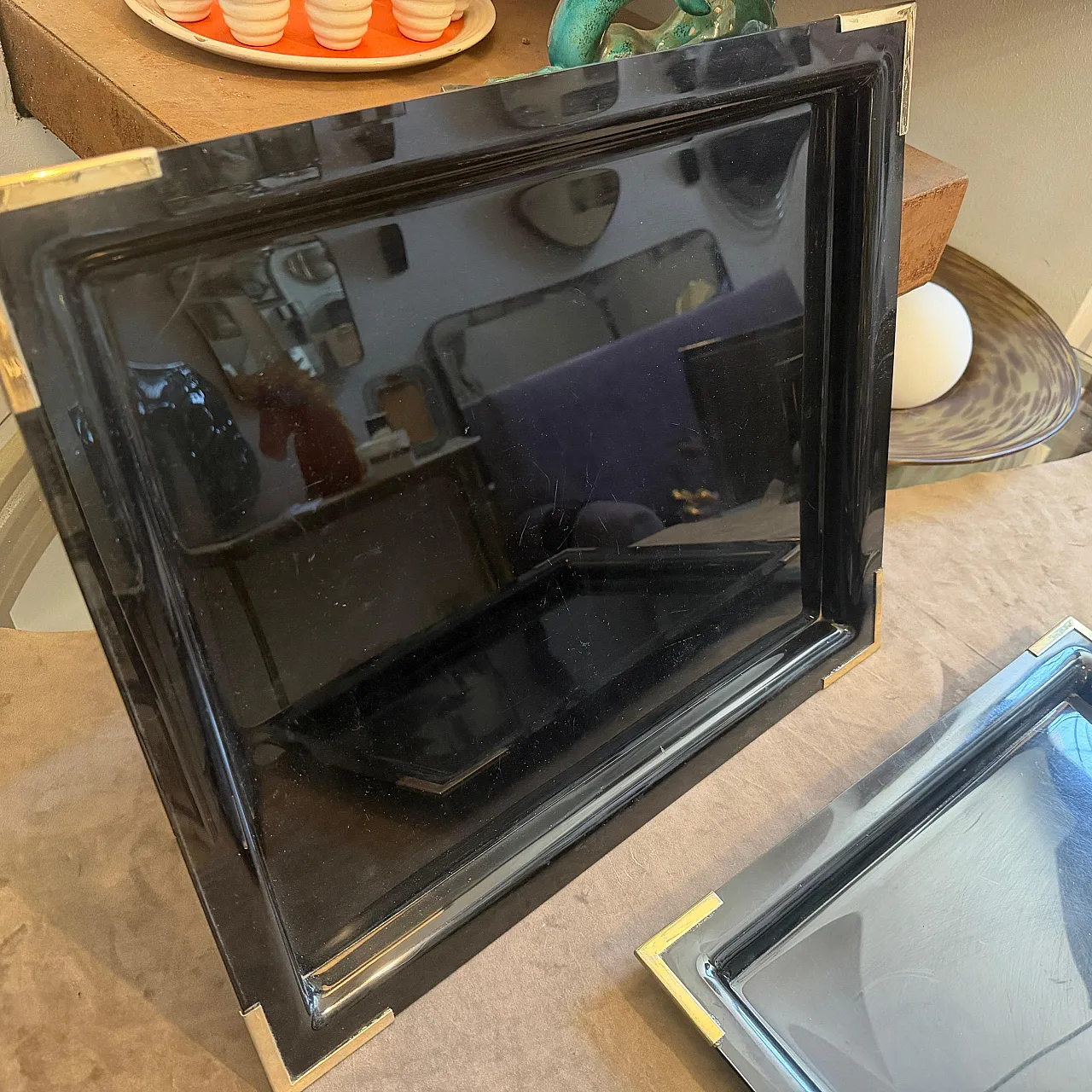 Coppia di vassoi Mid-Century Modern in lucite nera e ottone, anni '70 4