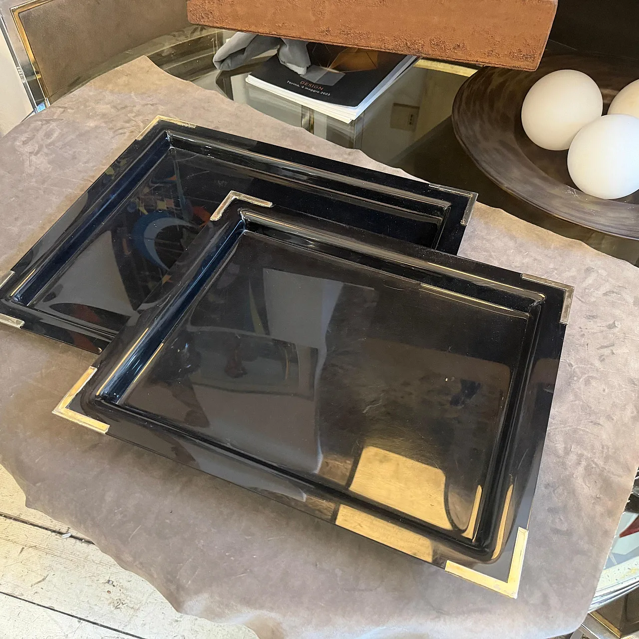 Coppia di vassoi Mid-Century Modern in lucite nera e ottone, anni '70 5