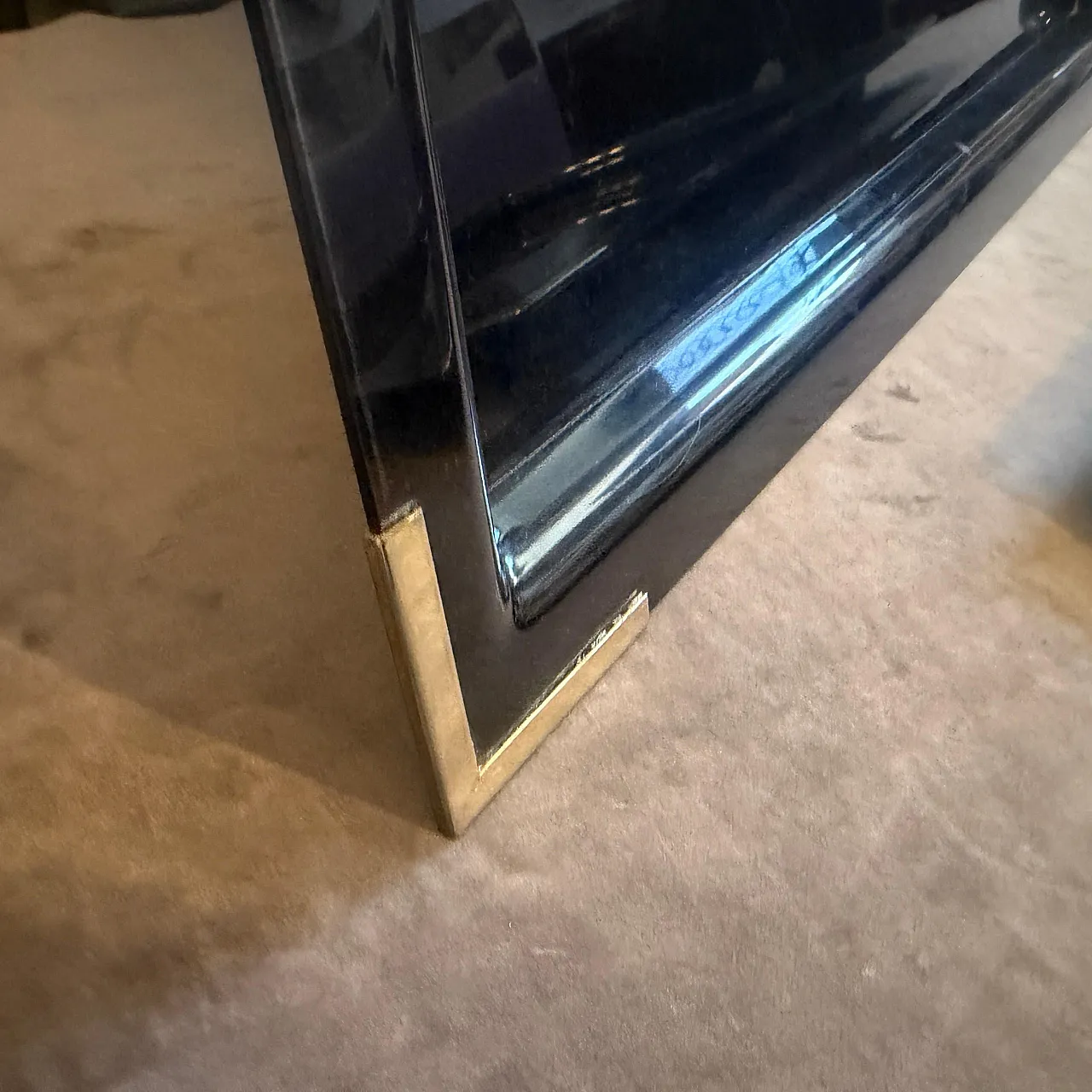 Coppia di vassoi Mid-Century Modern in lucite nera e ottone, anni '70 9
