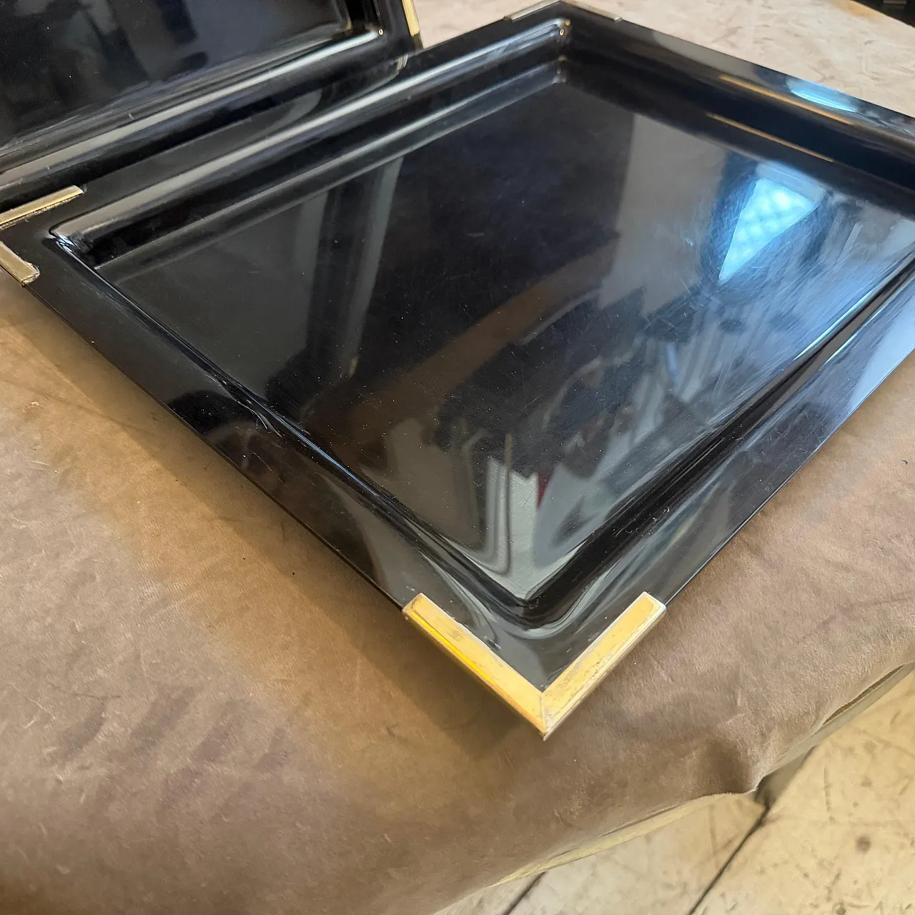 Coppia di vassoi Mid-Century Modern in lucite nera e ottone, anni '70 10