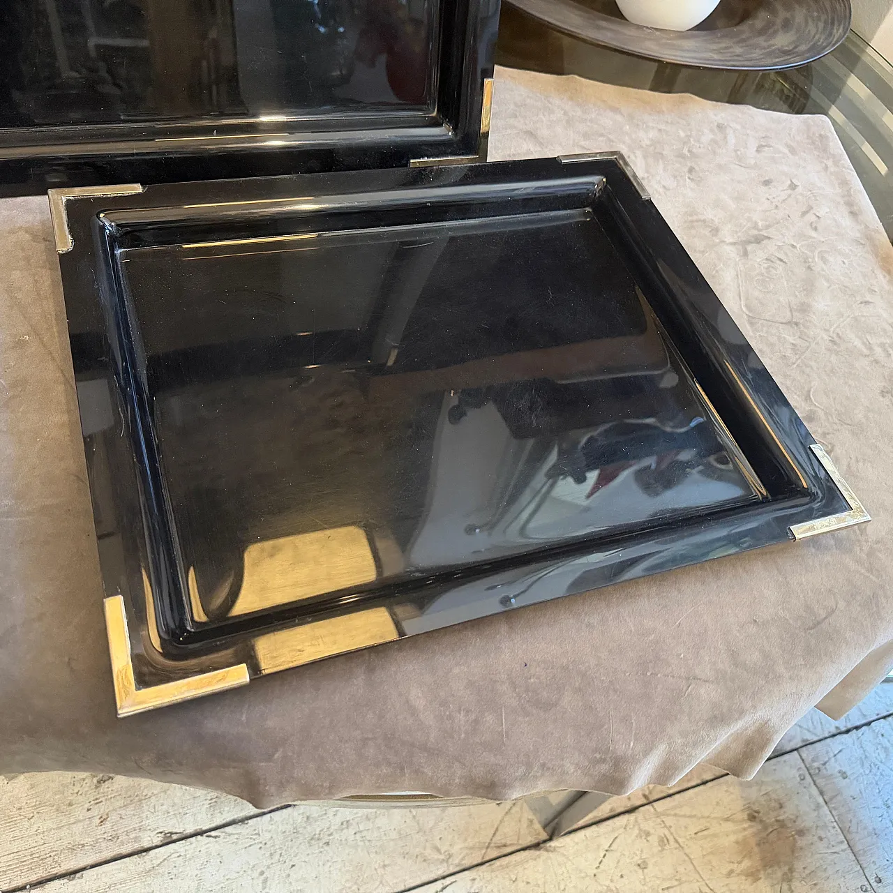 Coppia di vassoi Mid-Century Modern in lucite nera e ottone, anni '70 13