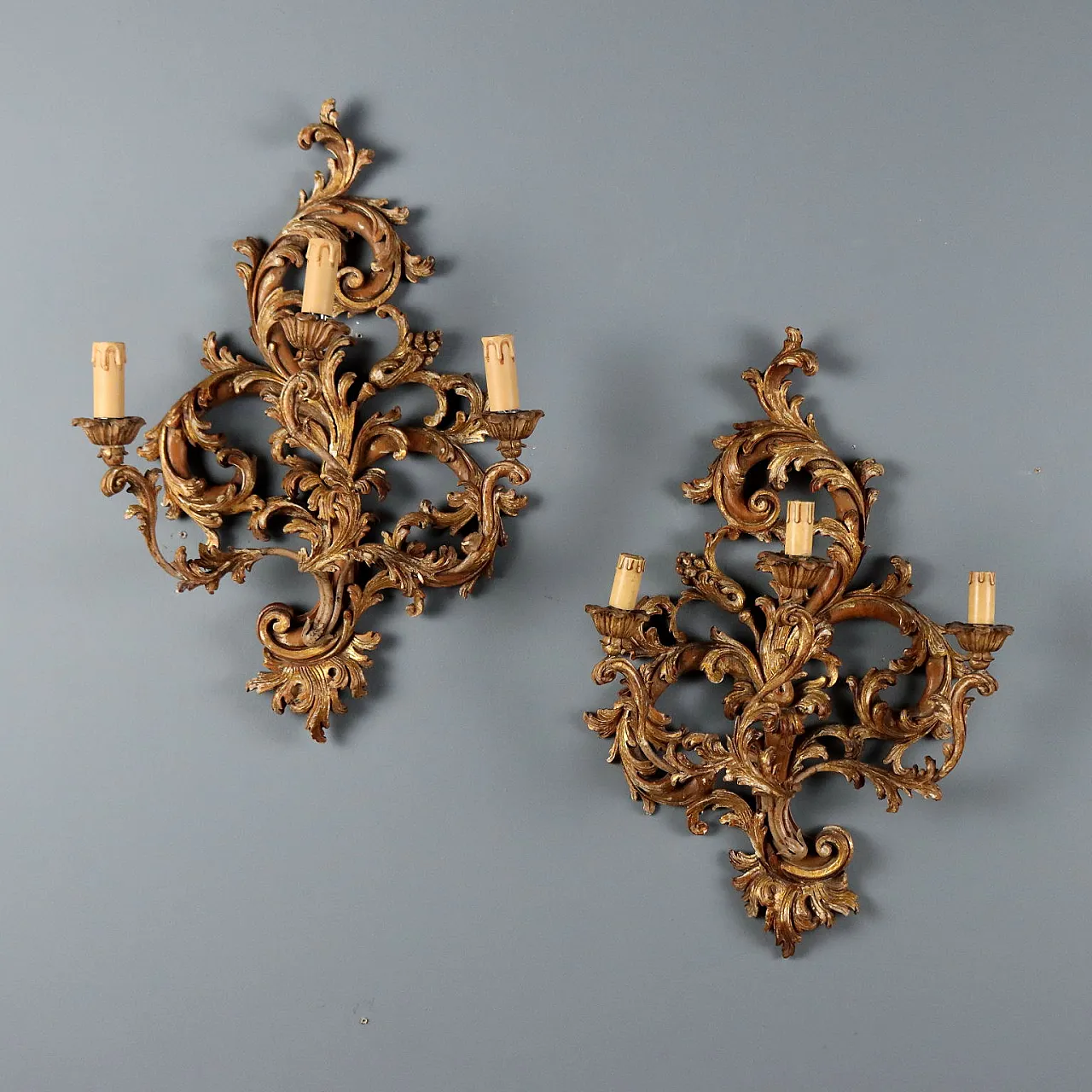 Pair of pierced and carved wooden appliques, 20th century 1