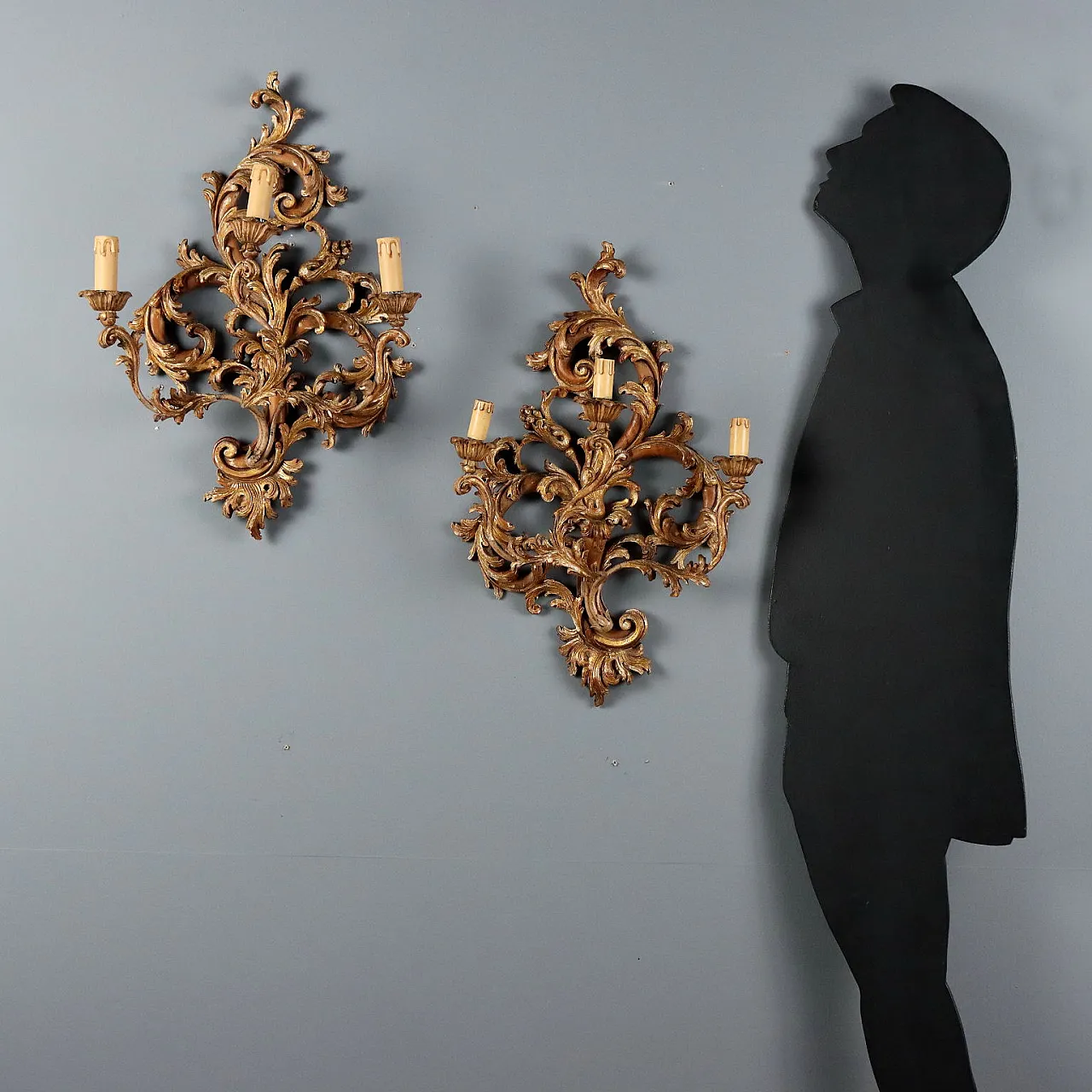 Pair of pierced and carved wooden appliques, 20th century 2