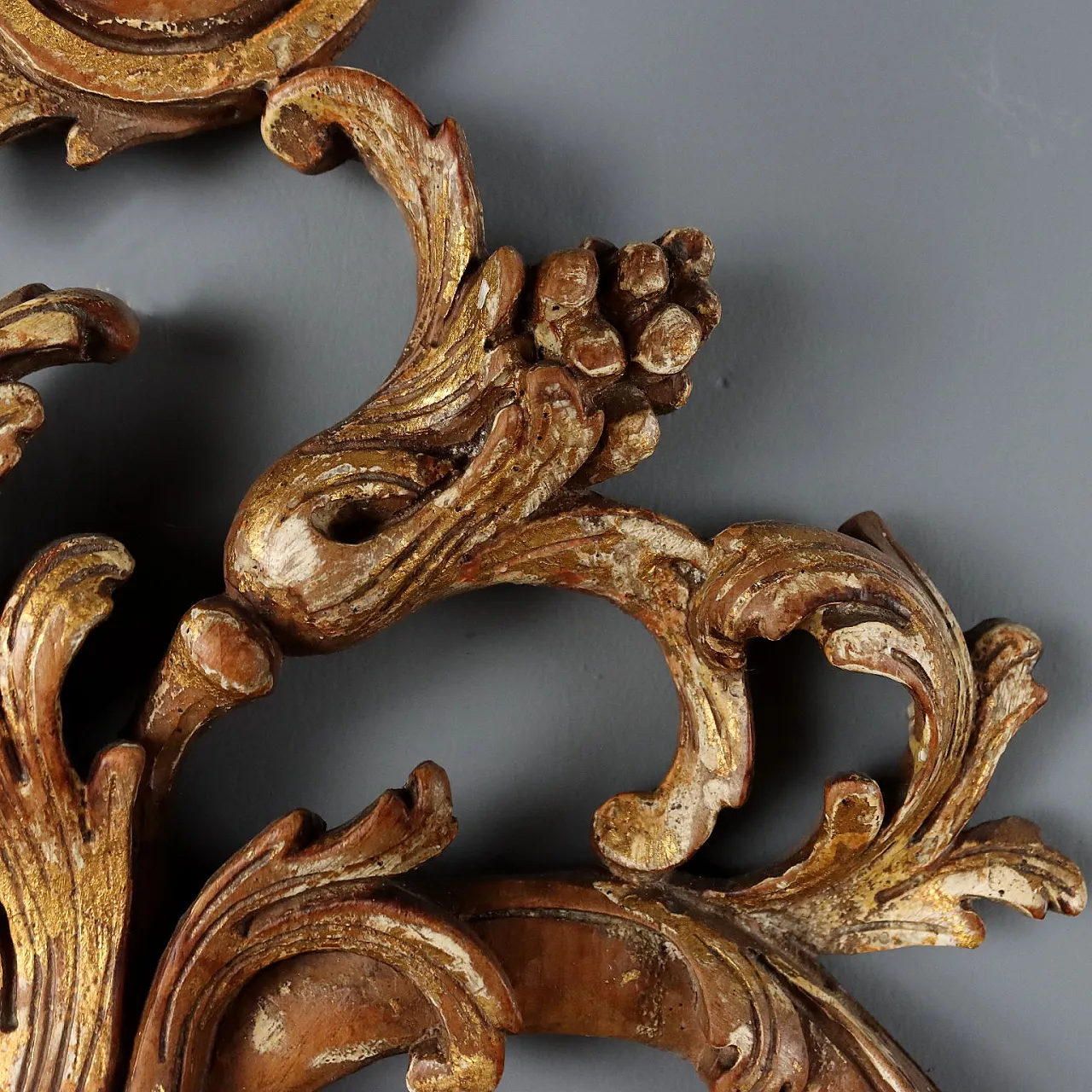 Pair of pierced and carved wooden appliques, 20th century 7