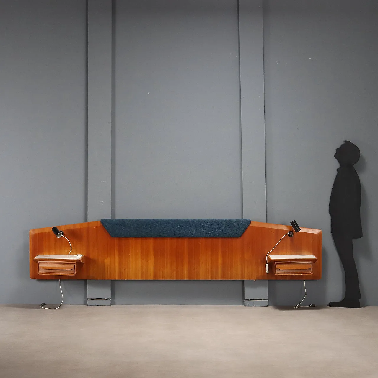Testata con comodini sospesi e lampade orientabili, '900 3