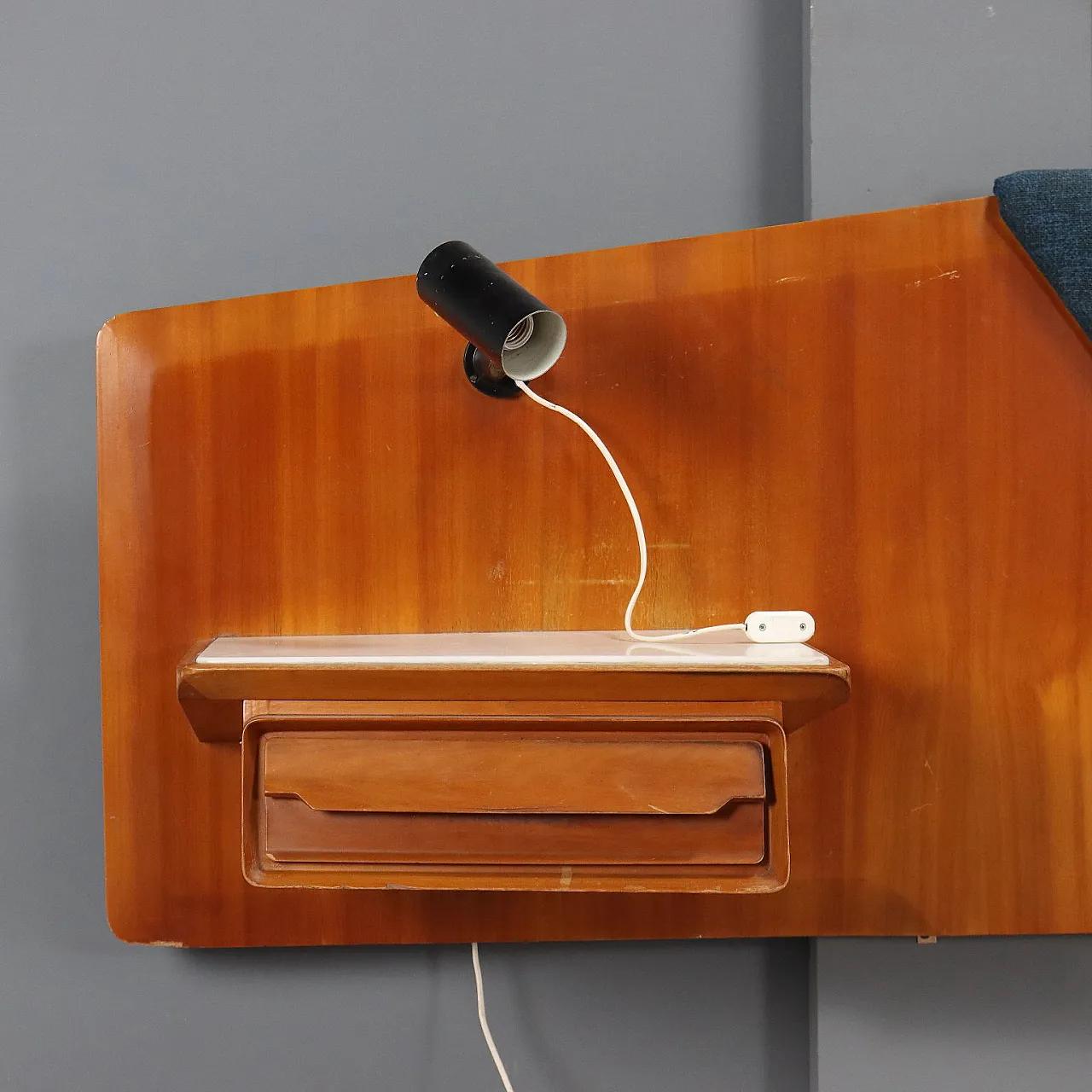 Testata con comodini sospesi e lampade orientabili, '900 4