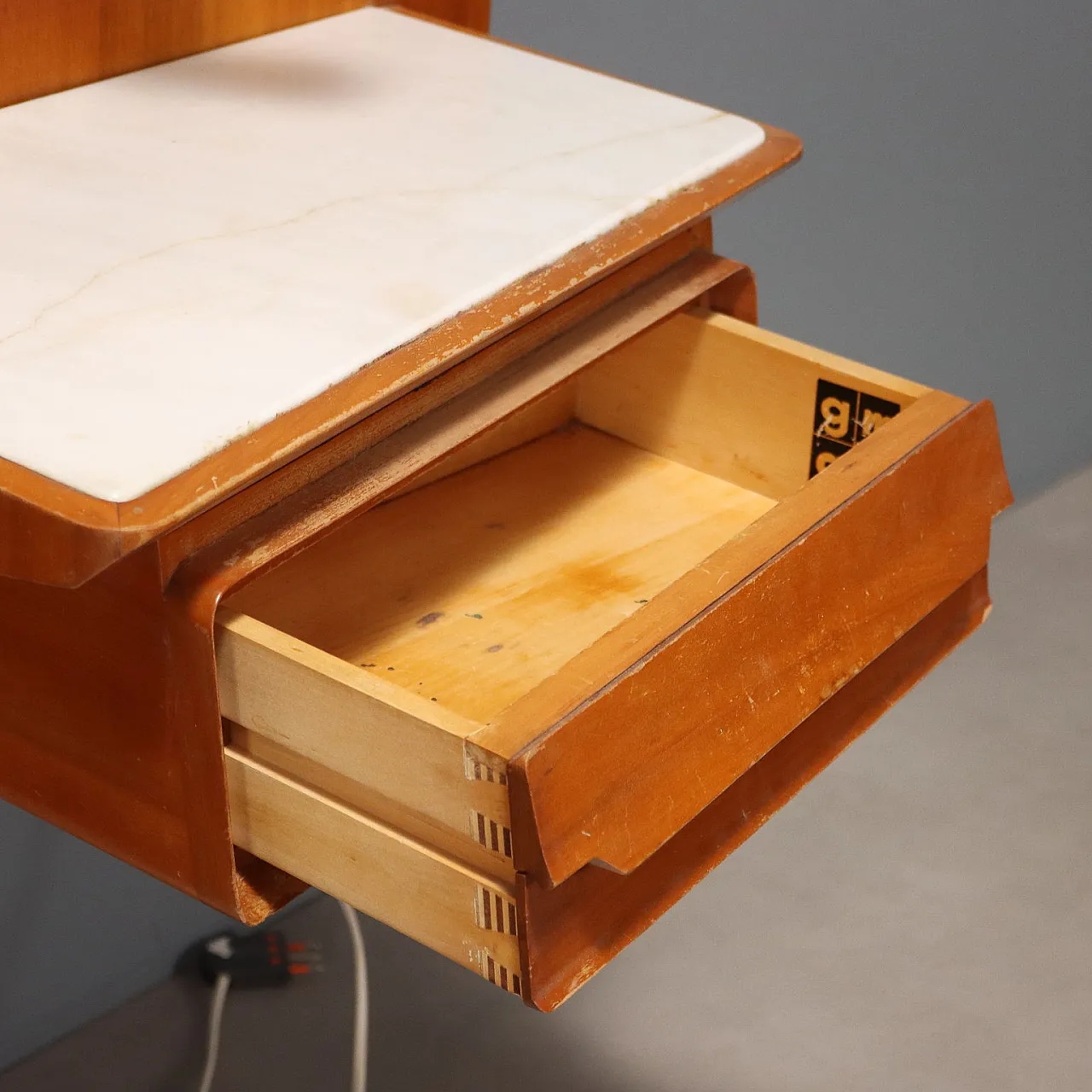 Testata con comodini sospesi e lampade orientabili, '900 9