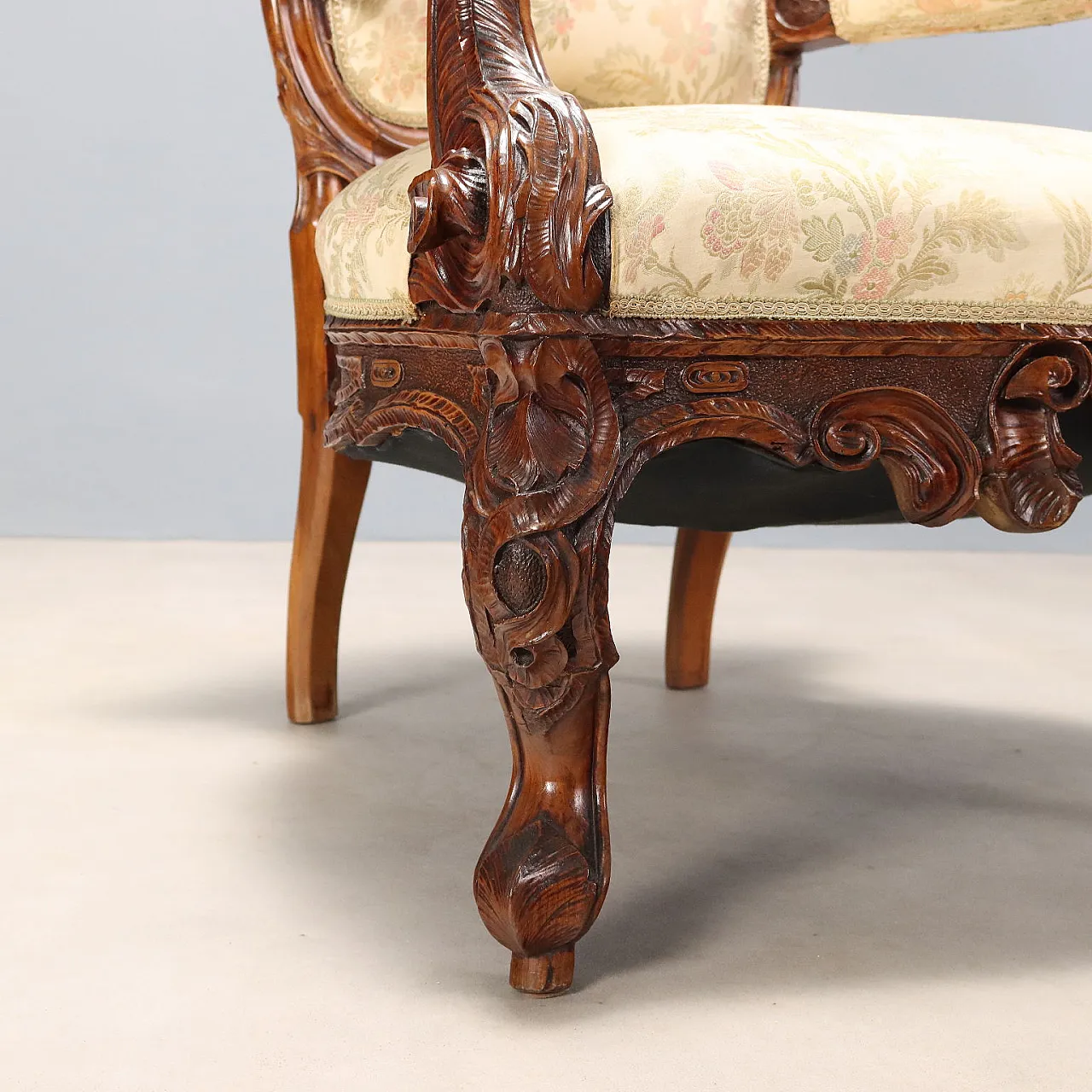 Neo-Baroque armchair in carved walnut, 19th century 9