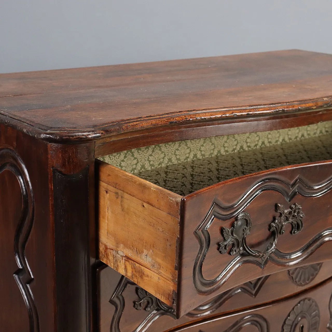 Baroque chest of drawers in walnut, 18th century 3