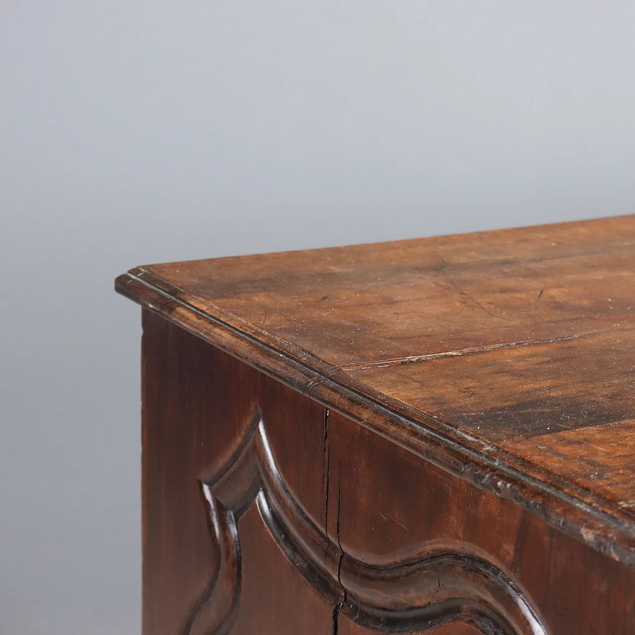 Baroque chest of drawers in walnut, 18th century 4