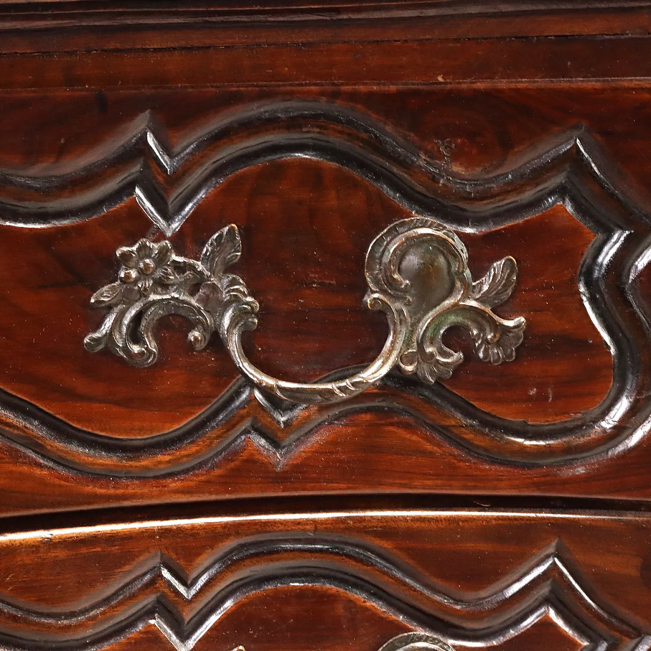 Baroque chest of drawers in walnut, 18th century 6