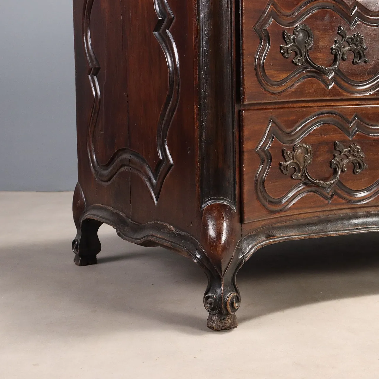 Baroque chest of drawers in walnut, 18th century 7