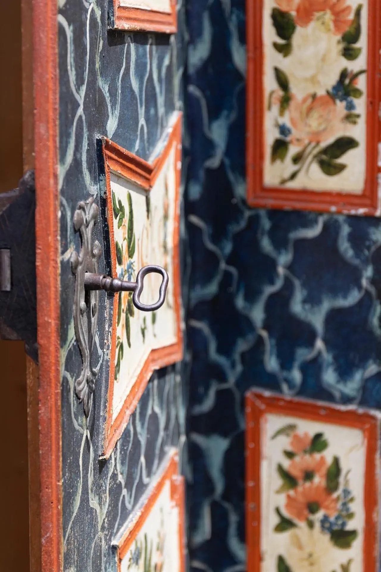 Baroque folk art hand-painted cabinet in wood, late 19th century 12