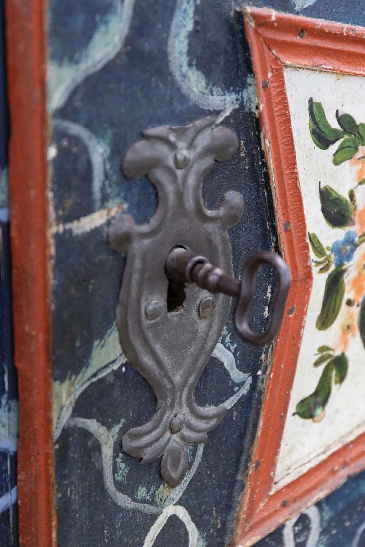 Baroque folk art hand-painted cabinet in wood, late 19th century 17