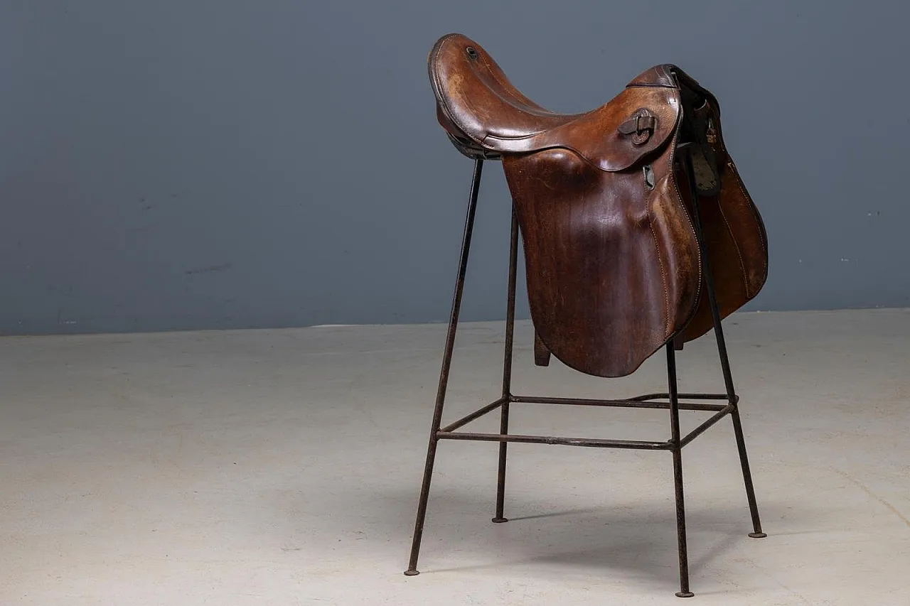 Coppia di sgabelli da bar stile Saddle in pelle e metallo, fine '900 2