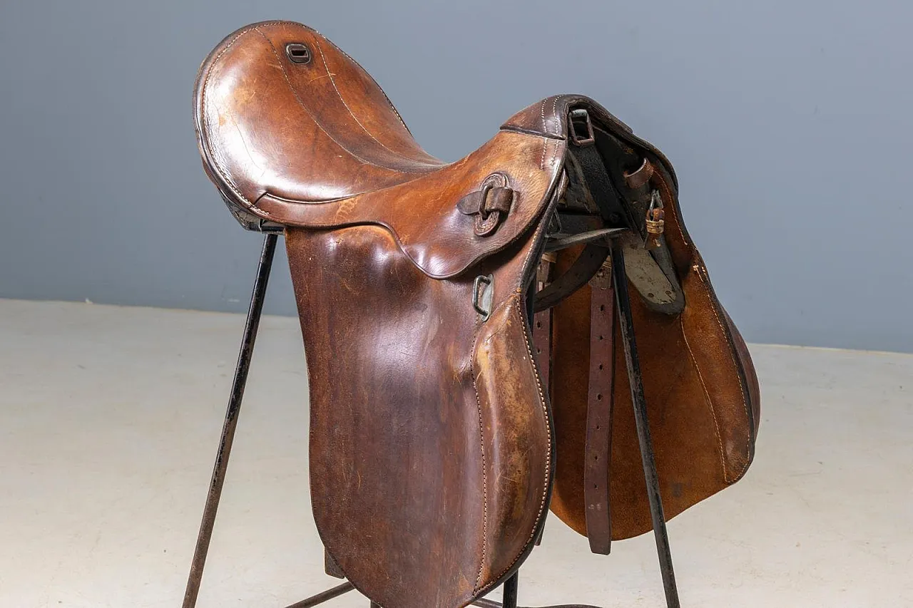 Coppia di sgabelli da bar stile Saddle in pelle e metallo, fine '900 3