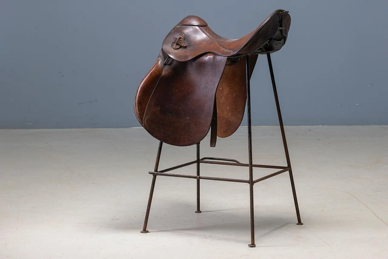 Coppia di sgabelli da bar stile Saddle in pelle e metallo, fine '900 4