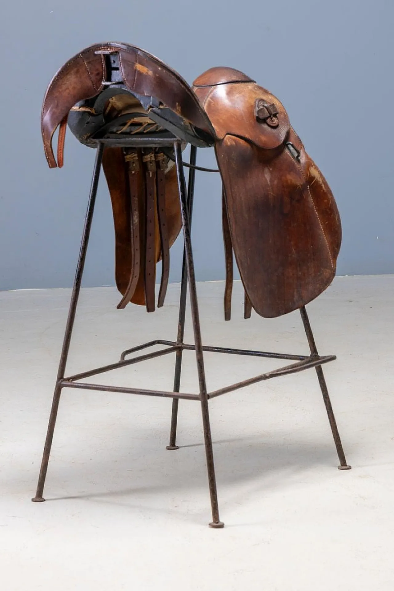 Coppia di sgabelli da bar stile Saddle in pelle e metallo, fine '900 5