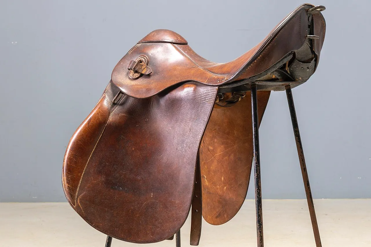 Coppia di sgabelli da bar stile Saddle in pelle e metallo, fine '900 6