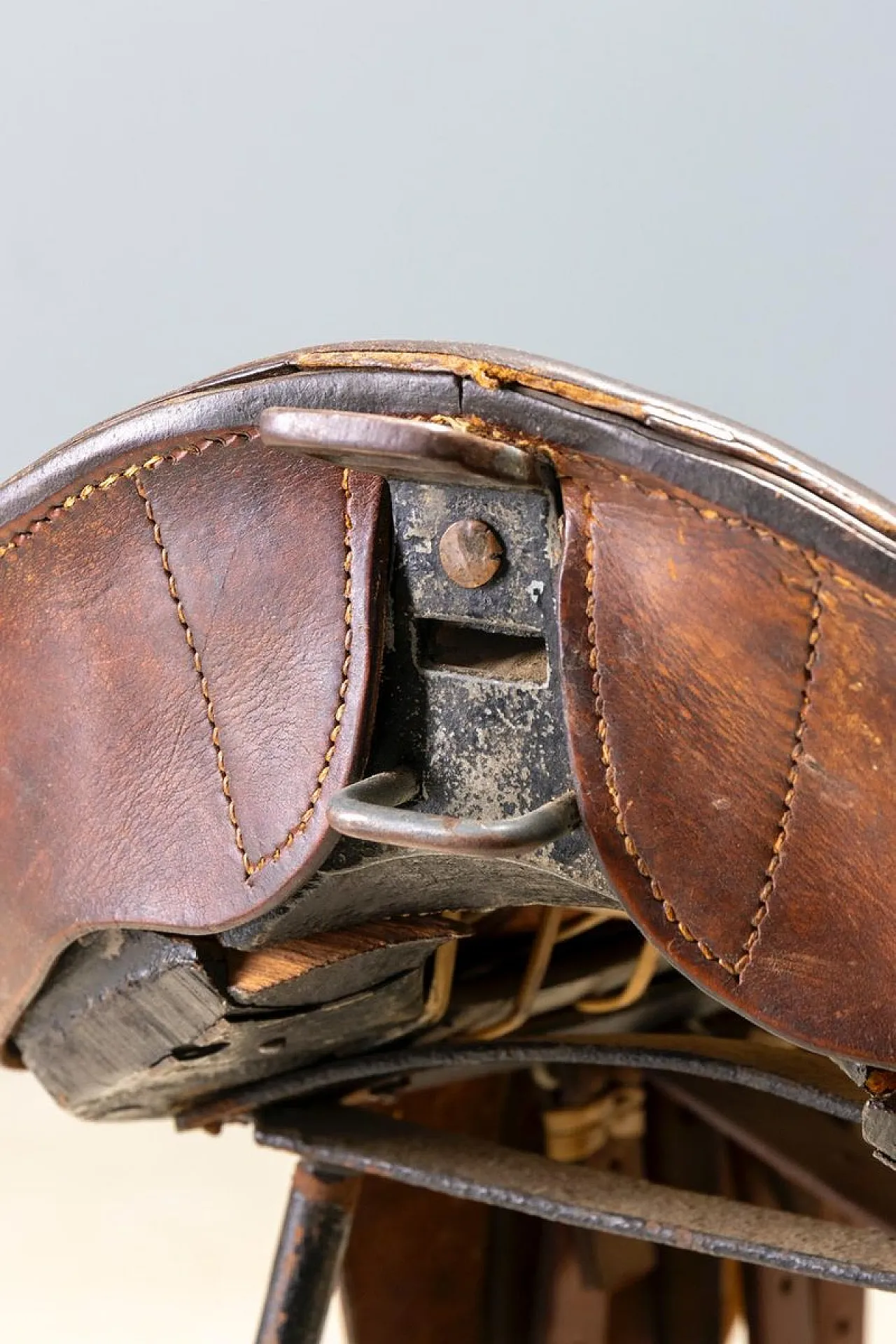 Coppia di sgabelli da bar stile Saddle in pelle e metallo, fine '900 8