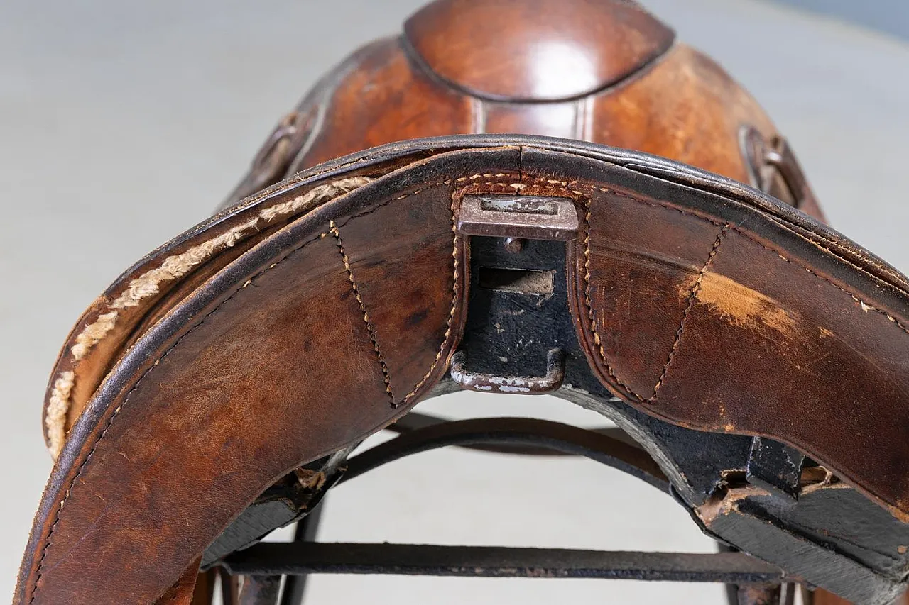 Coppia di sgabelli da bar stile Saddle in pelle e metallo, fine '900 10