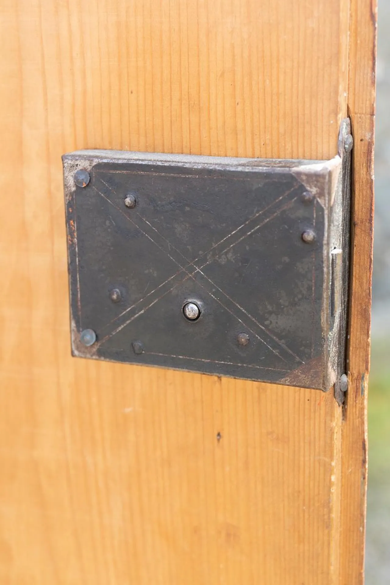 Vetrina impiallacciata in noce attr. a Jindřich Halabala, anni '30 11
