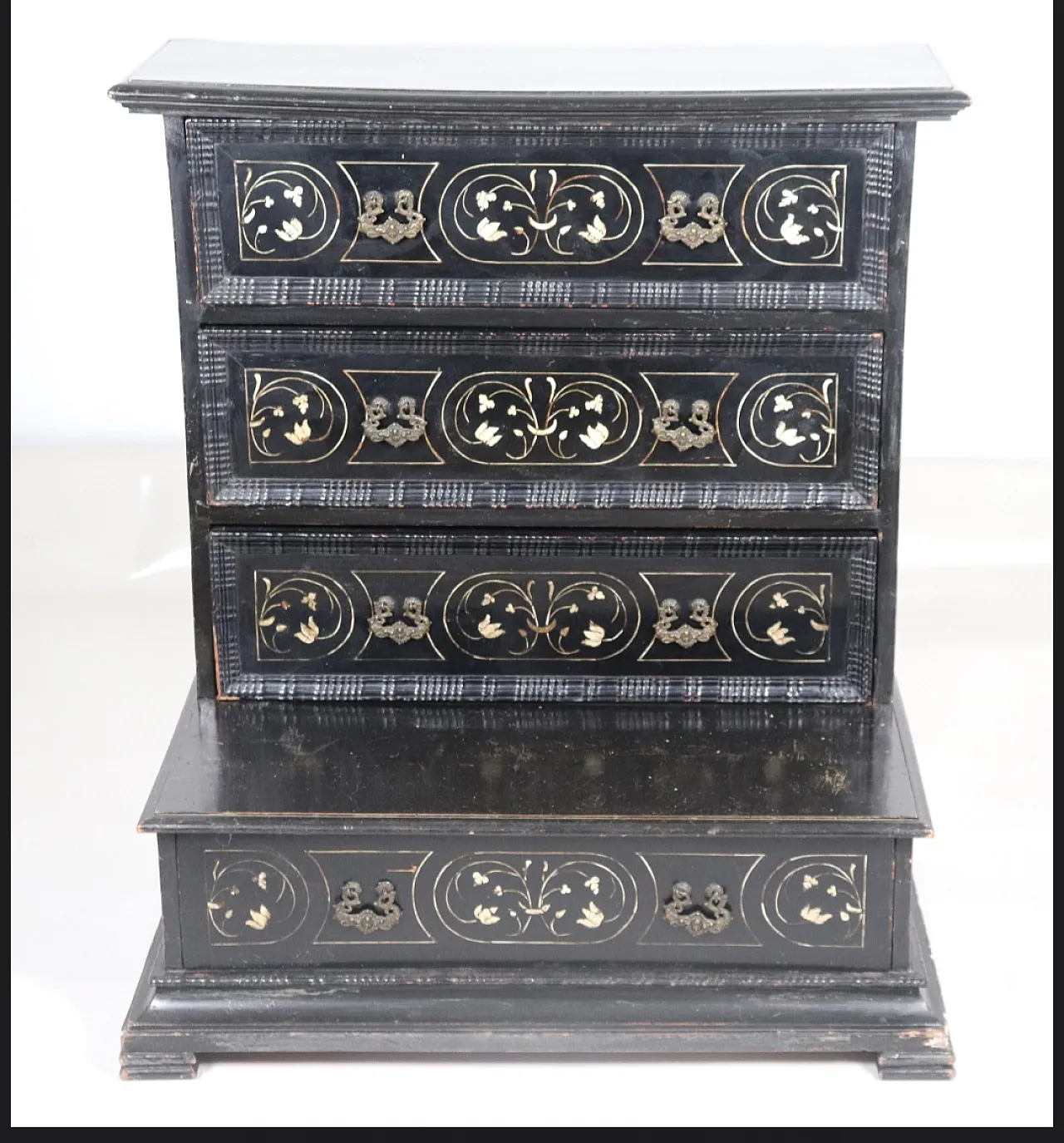 Tuscan kneeler, 17th century 1