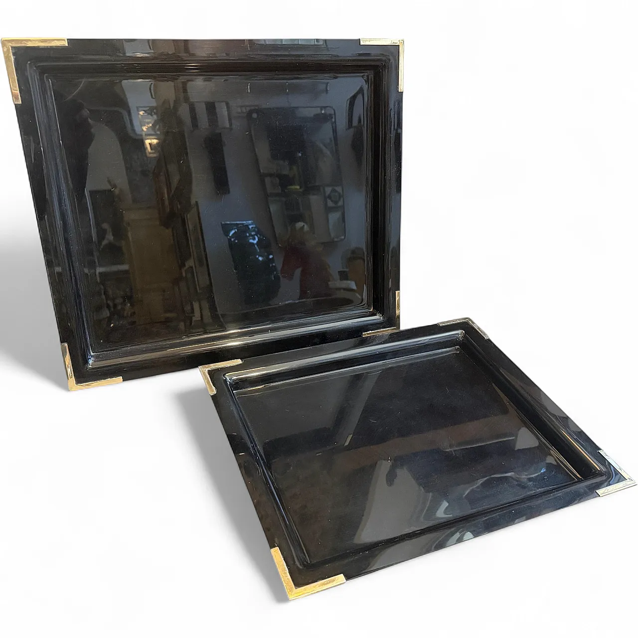 Coppia di vassoi Mid-Century Modern in lucite nera e ottone, anni '70 15