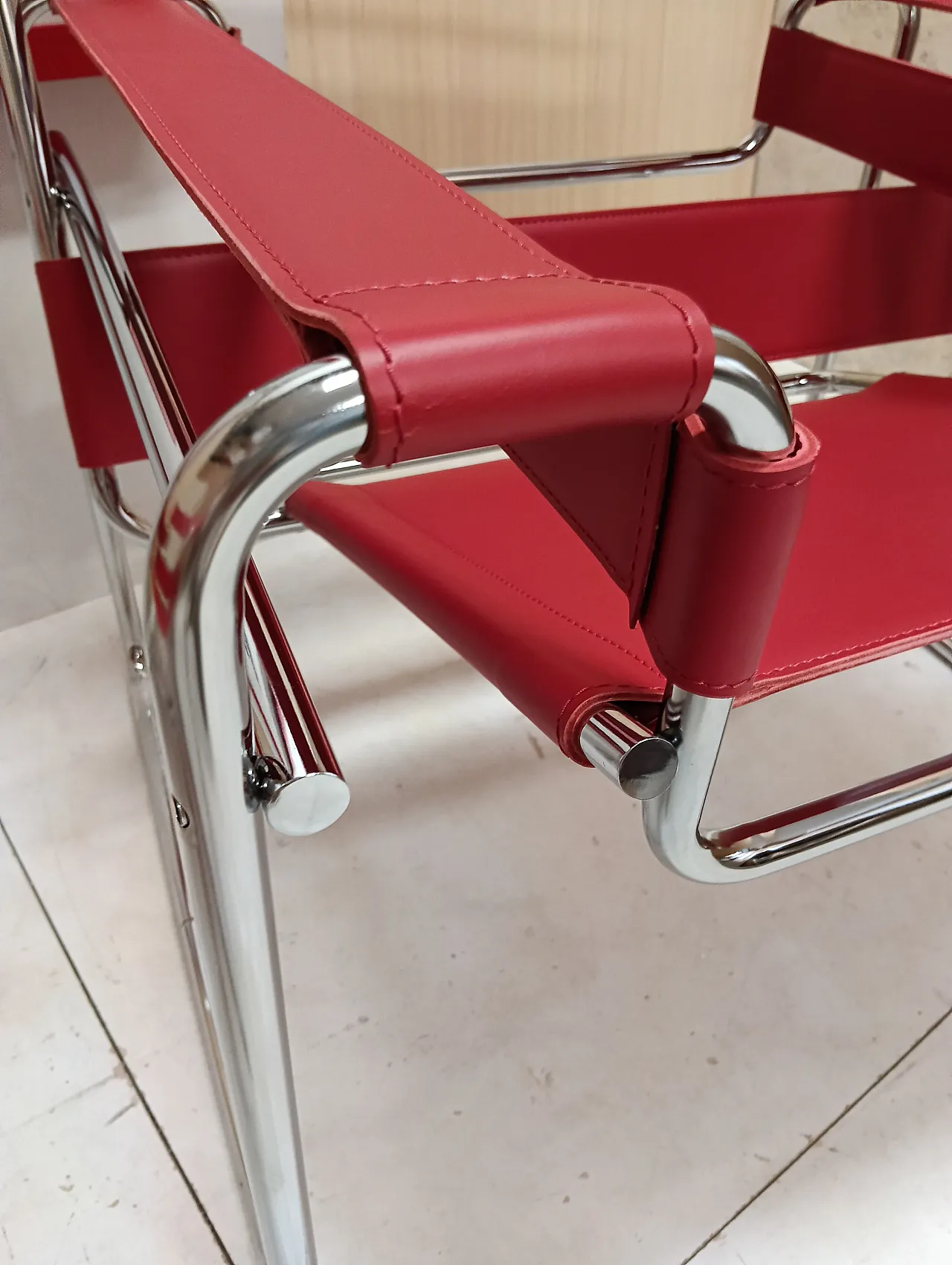 Pair of Knoll Studio 2 B3 WASSILY armchairs in red leather, 1920s 32