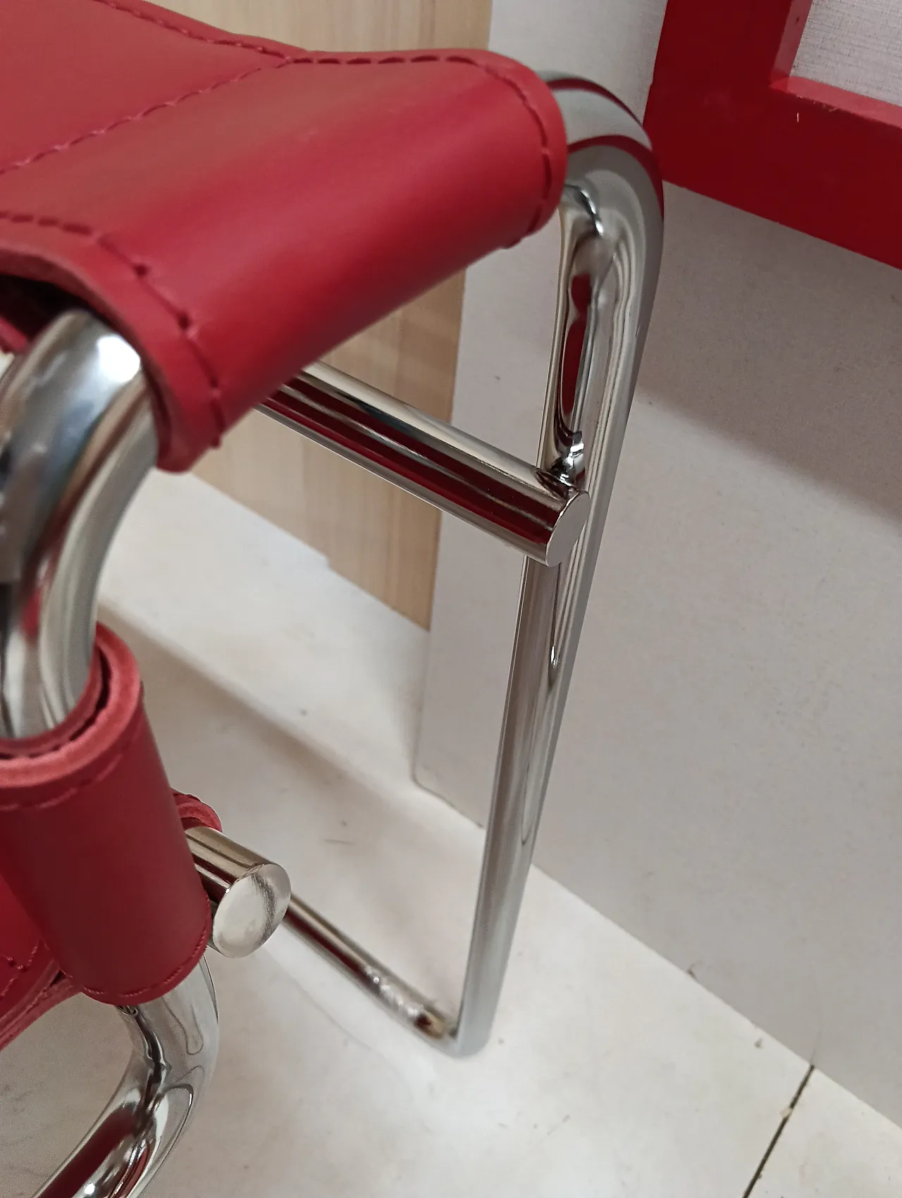 Pair of Knoll Studio 2 B3 WASSILY armchairs in red leather, 1920s 40