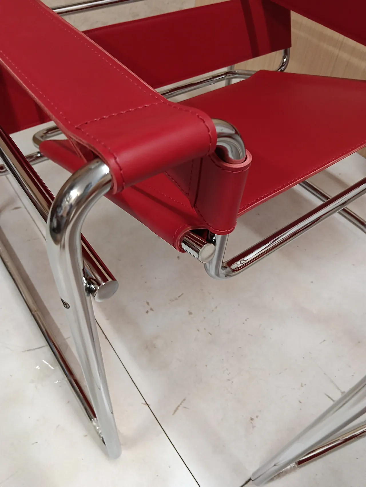 Pair of Knoll Studio 2 B3 WASSILY armchairs in red leather, 1920s 41