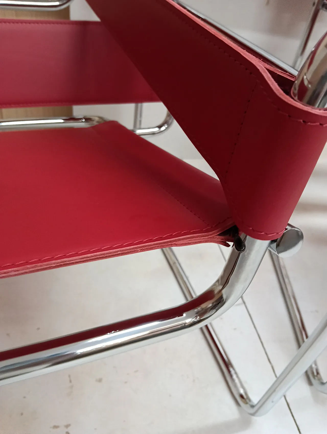 Pair of Knoll Studio 2 B3 WASSILY armchairs in red leather, 1920s 44
