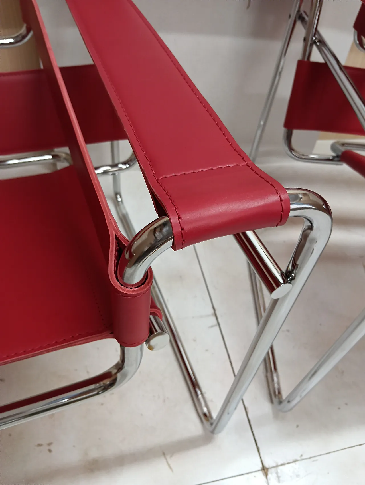 Pair of Knoll Studio 2 B3 WASSILY armchairs in red leather, 1920s 47