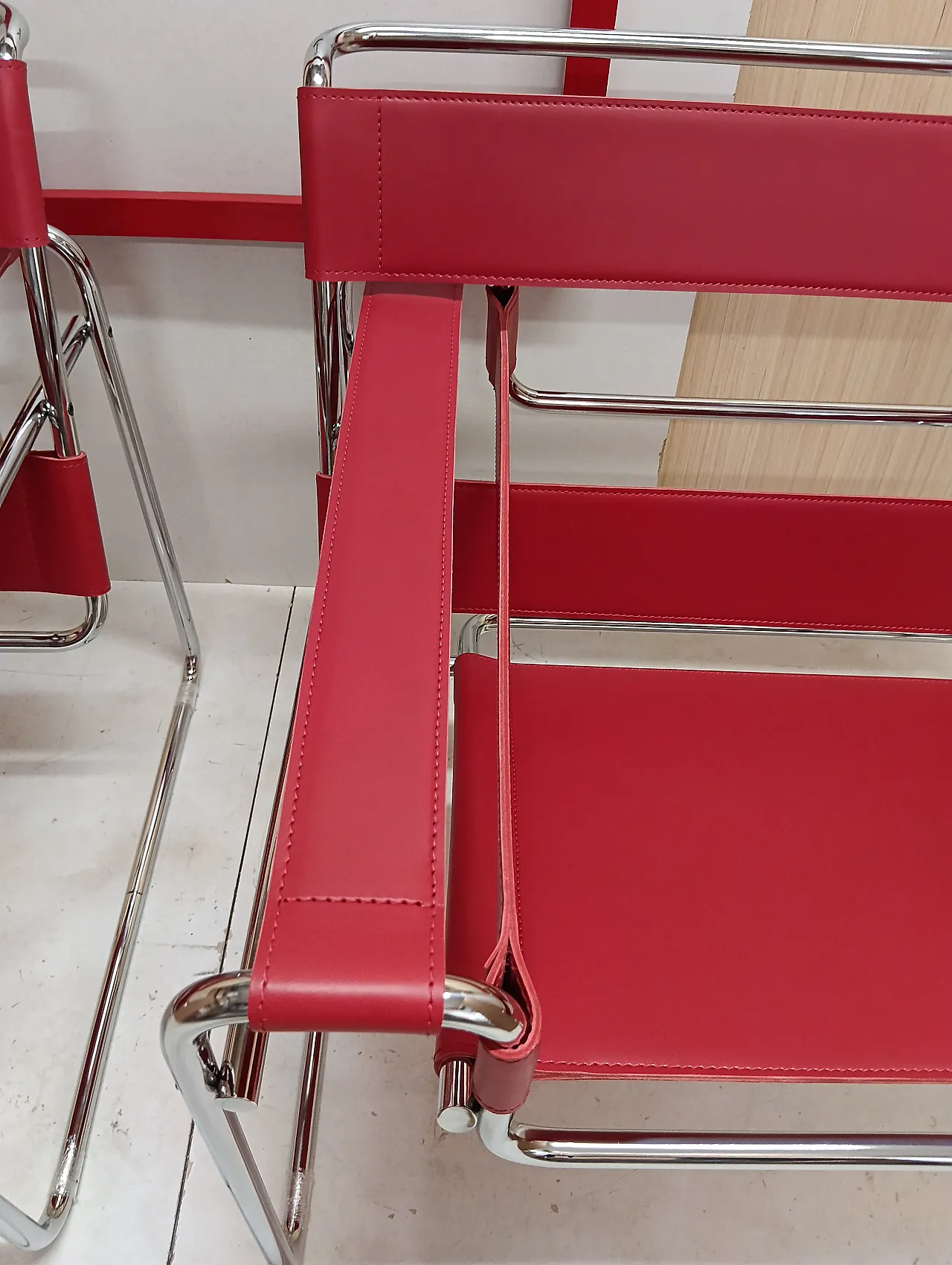 Pair of Knoll Studio 2 B3 WASSILY armchairs in red leather, 1920s 77