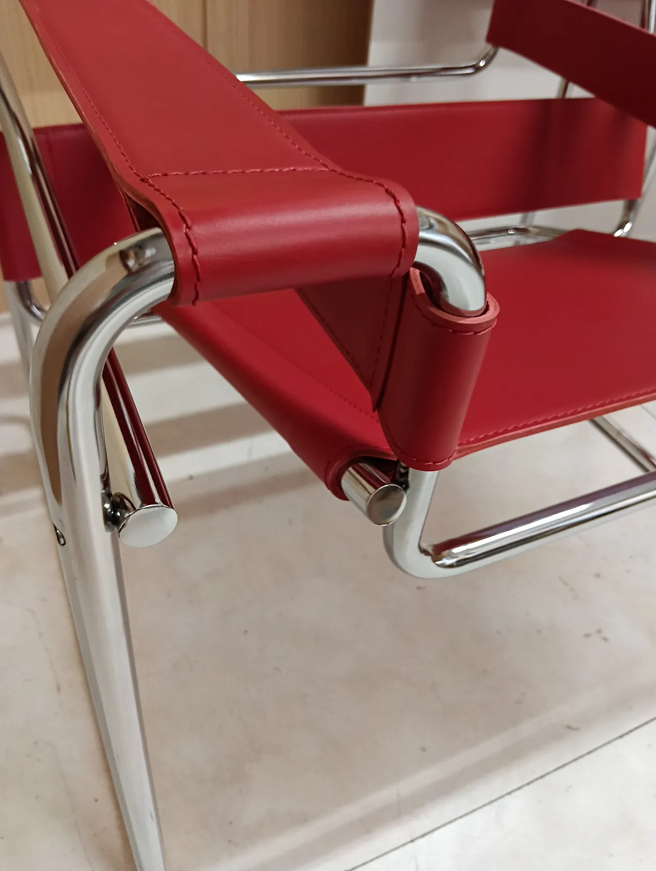 Pair of Knoll Studio 2 B3 WASSILY armchairs in red leather, 1920s 84
