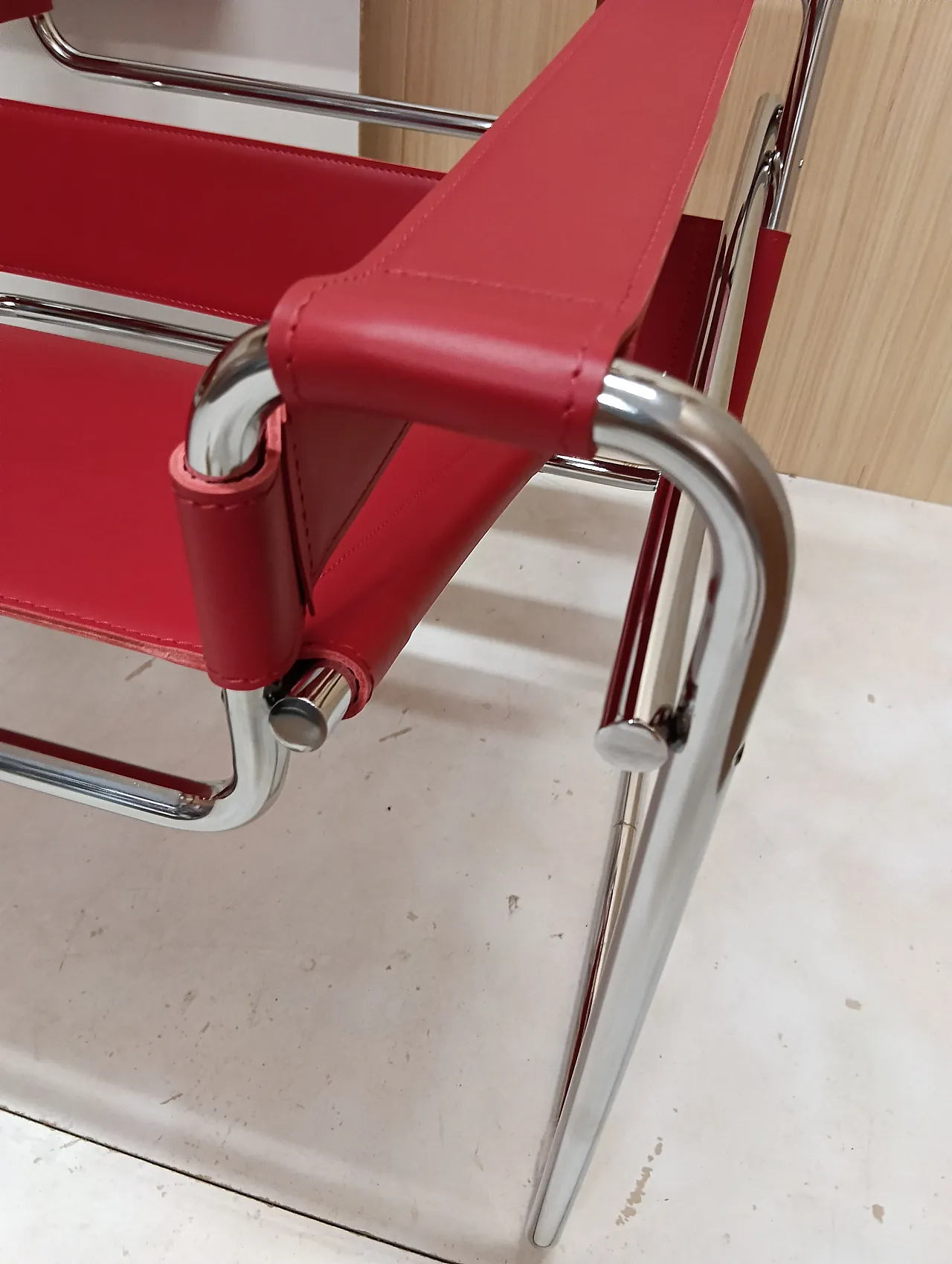 Pair of Knoll Studio 2 B3 WASSILY armchairs in red leather, 1920s 91