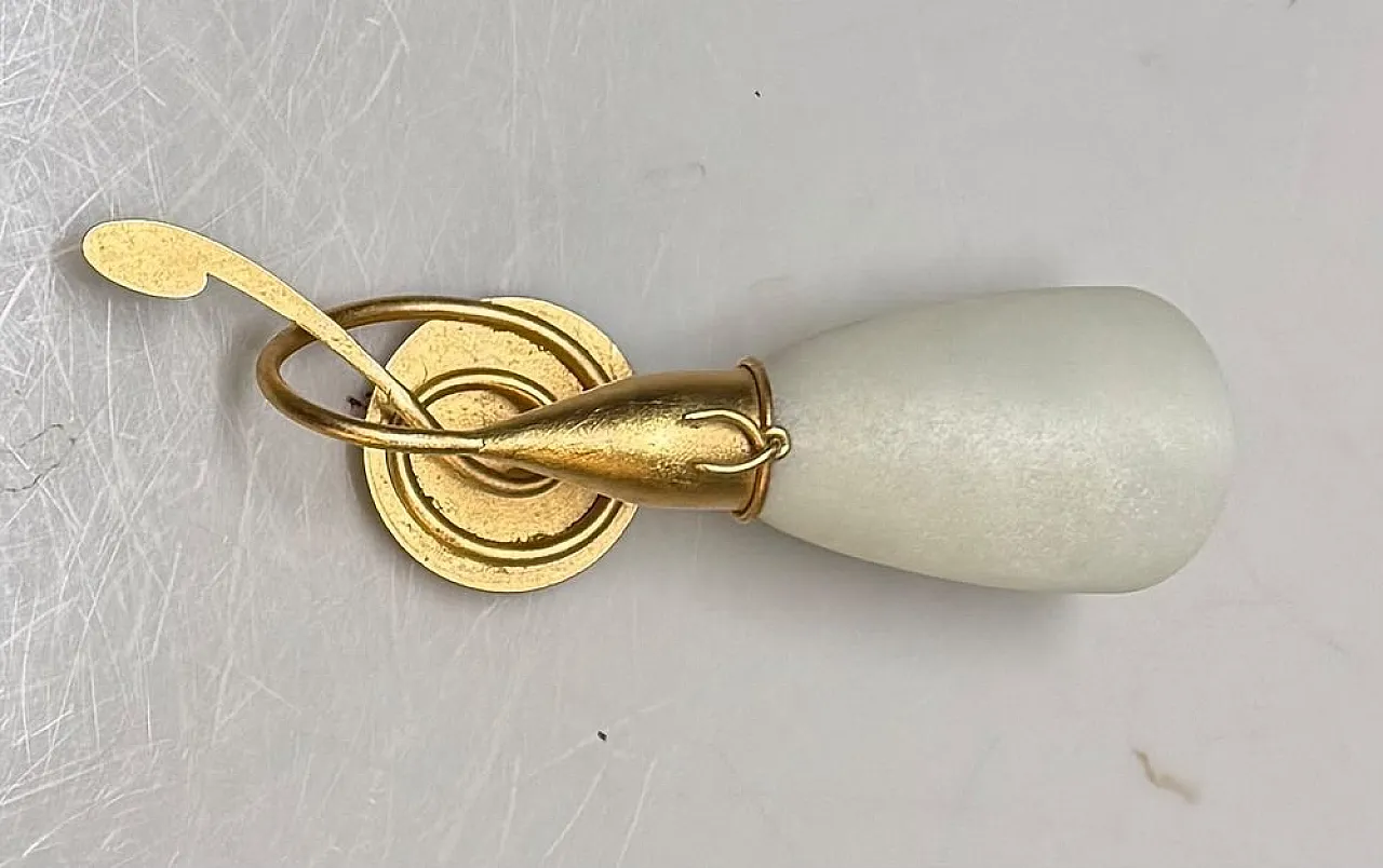 Coppia di applique dorate con paralumi in vetro di Murano, anni '80 2