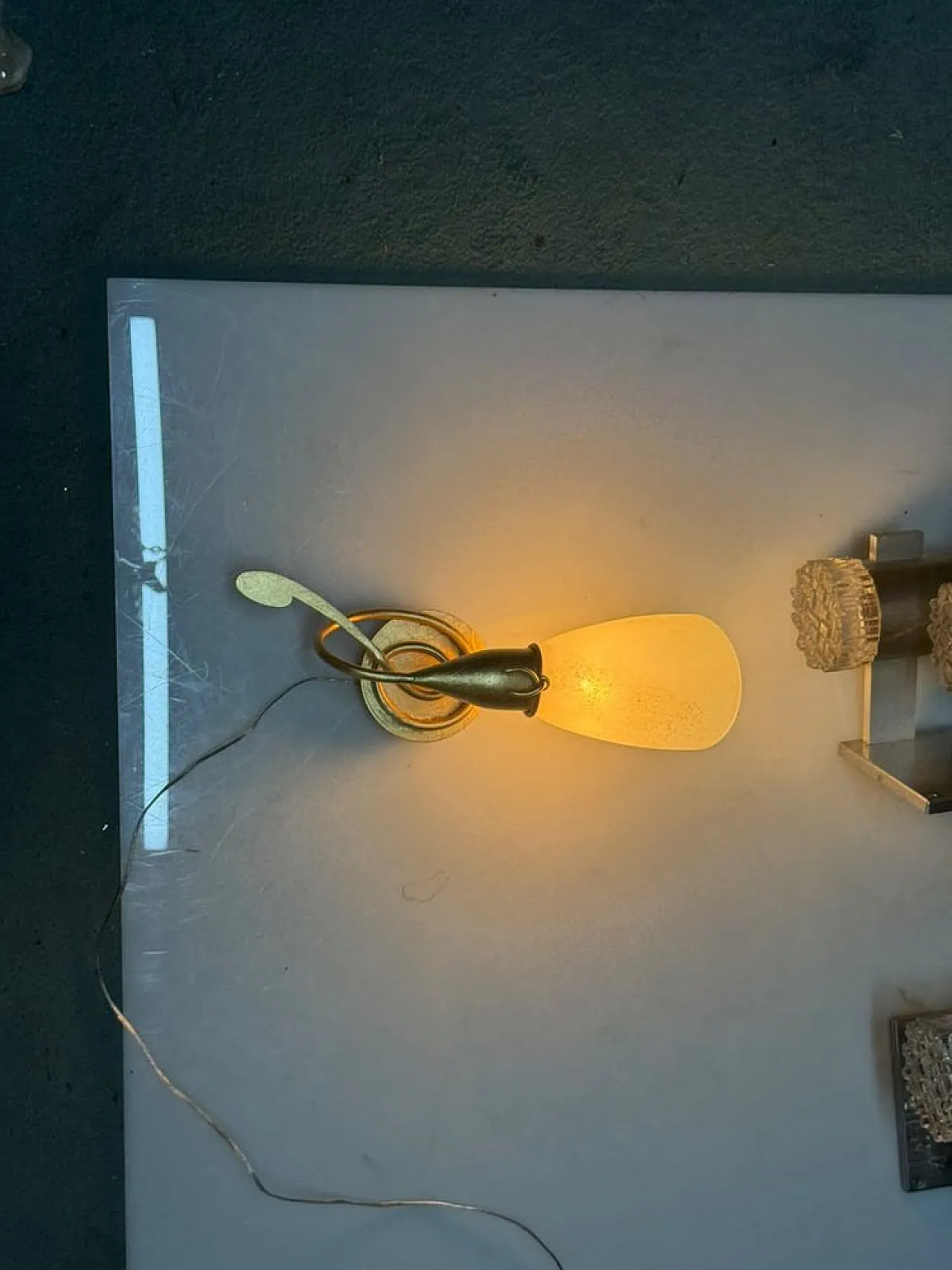 Coppia di applique dorate con paralumi in vetro di Murano, anni '80 3