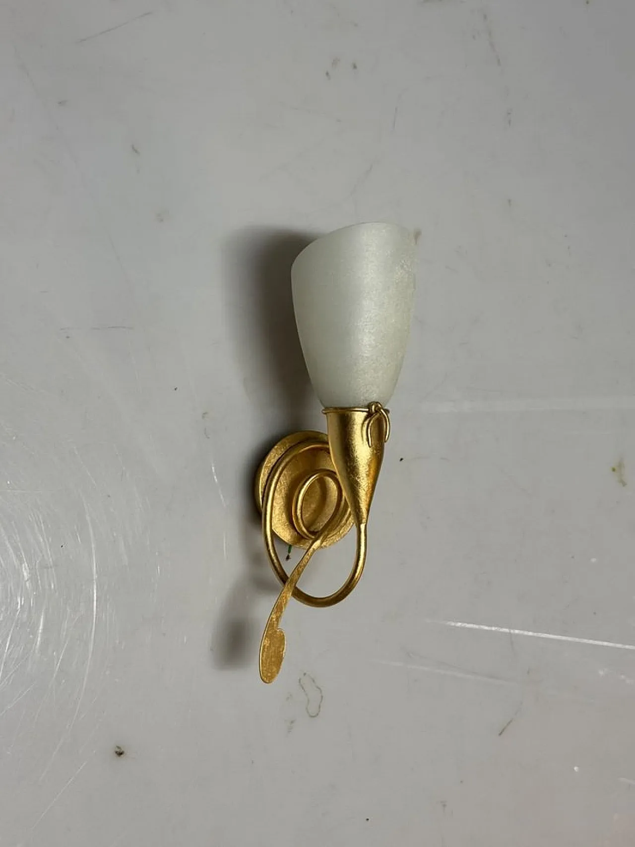 Coppia di applique dorate con paralumi in vetro di Murano, anni '80 6
