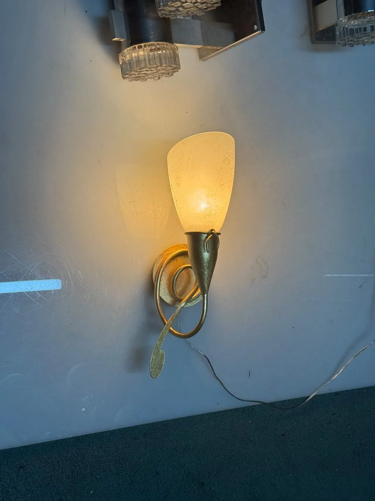 Coppia di applique dorate con paralumi in vetro di Murano, anni '80 7