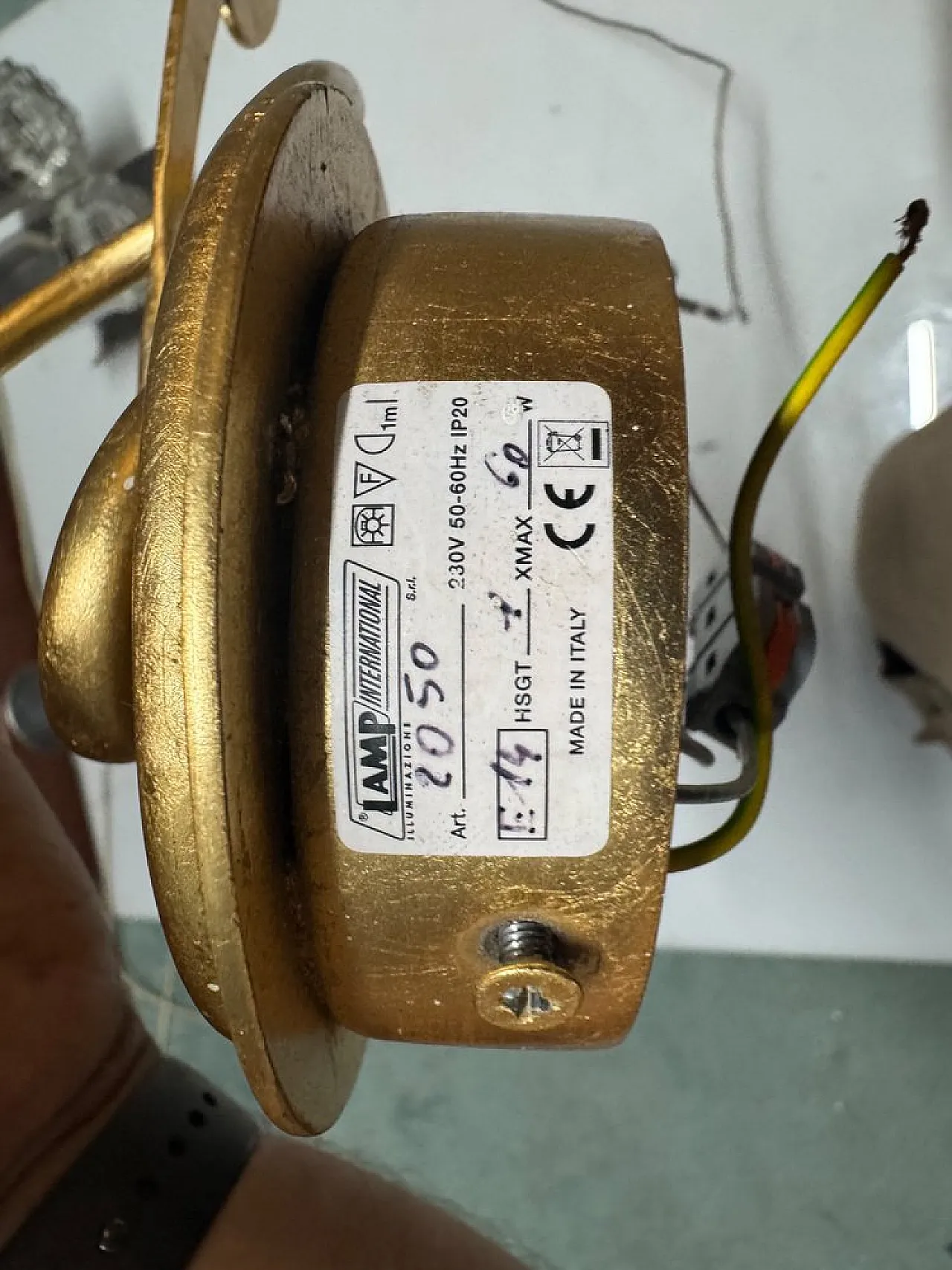 Coppia di applique dorate con paralumi in vetro di Murano, anni '80 8