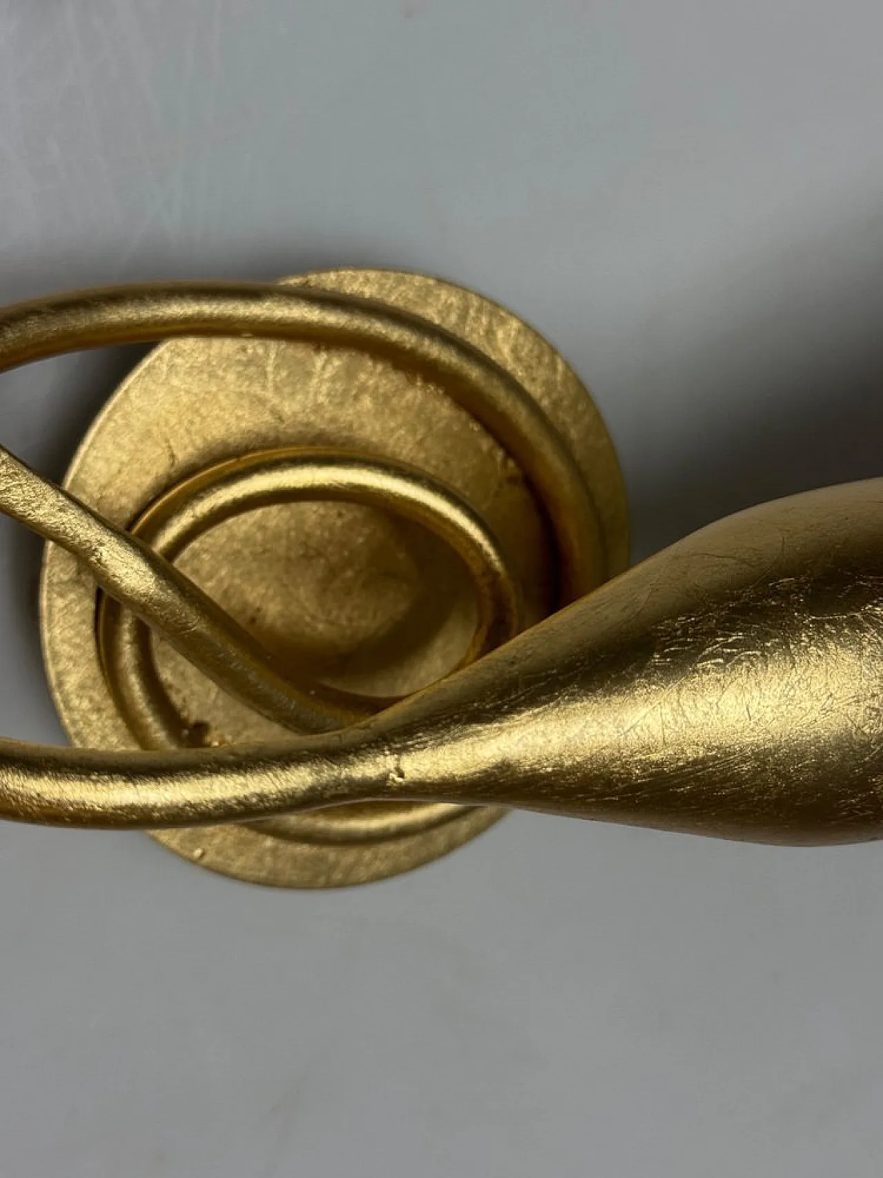 Coppia di applique dorate con paralumi in vetro di Murano, anni '80 9