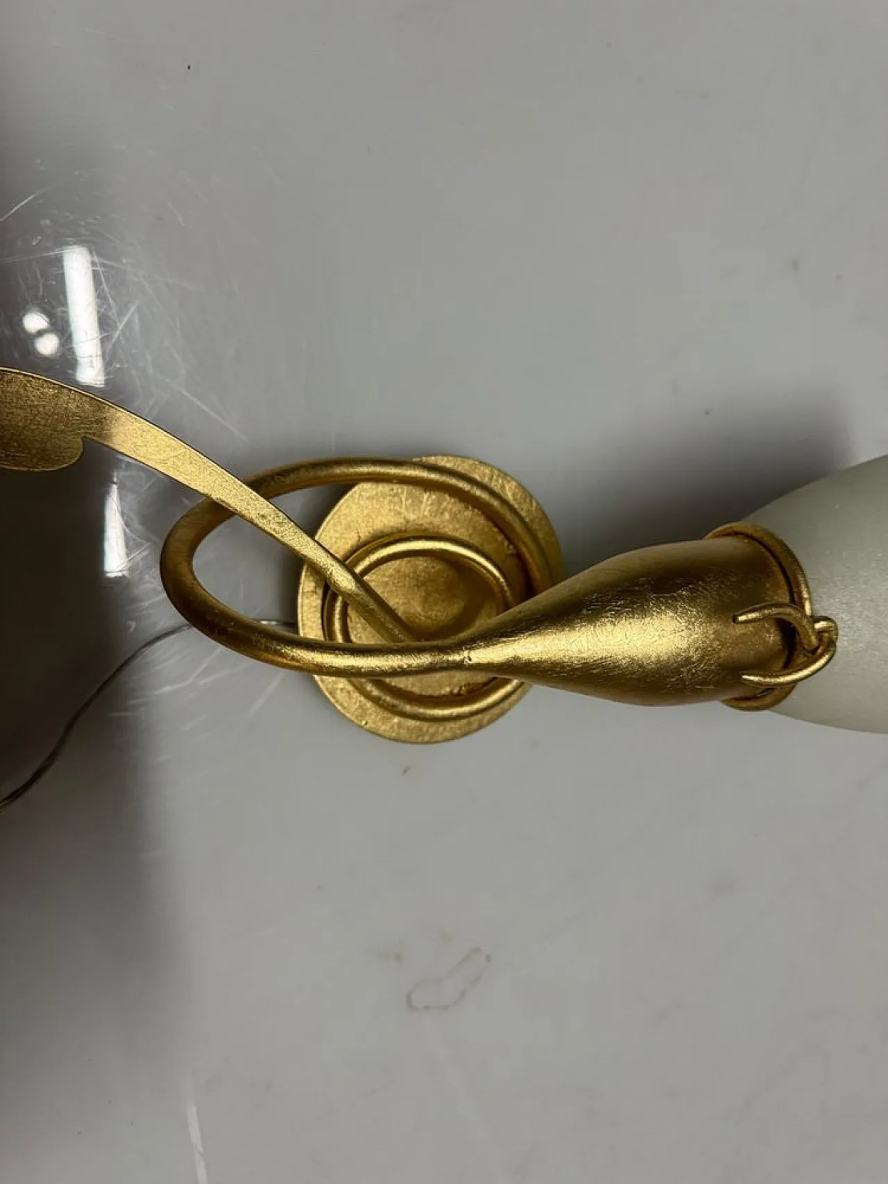 Coppia di applique dorate con paralumi in vetro di Murano, anni '80 10