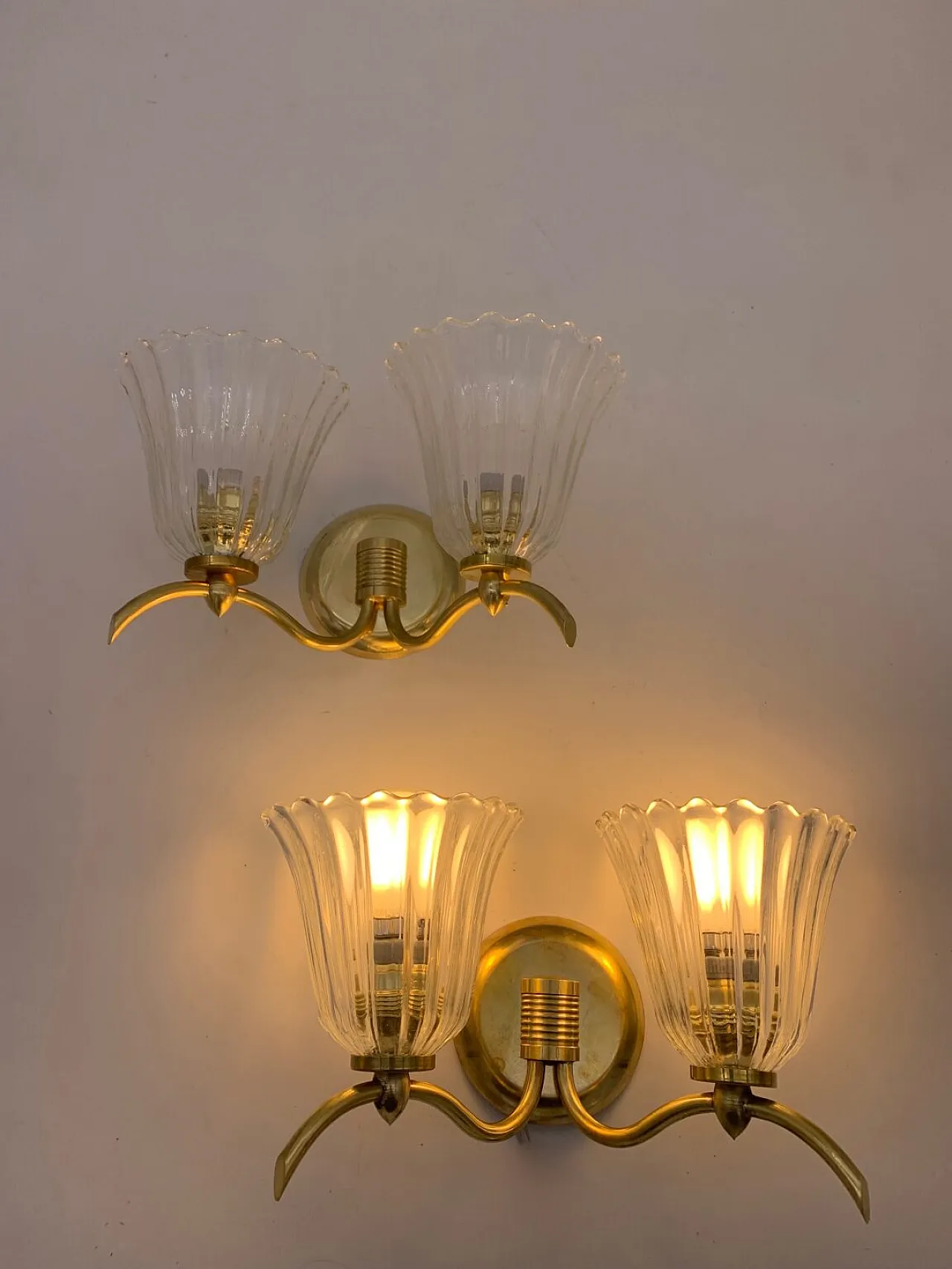 Coppia di applique in ottone e vetro di Murano, anni '60 1