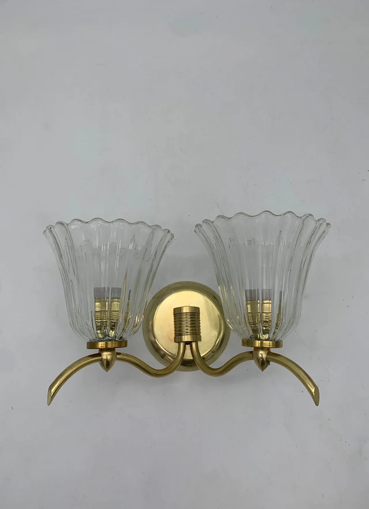 Coppia di applique in ottone e vetro di Murano, anni '60 4
