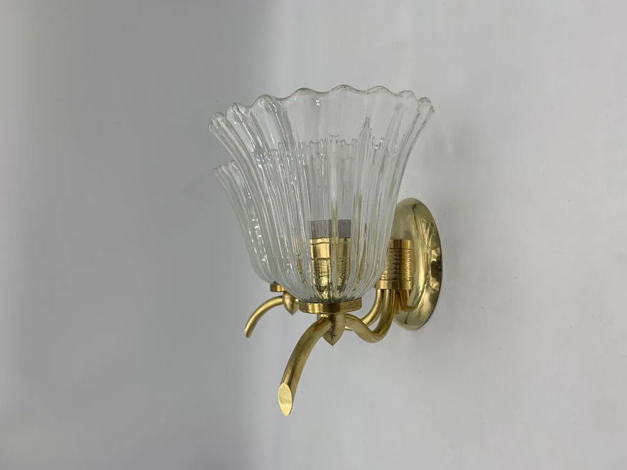 Coppia di applique in ottone e vetro di Murano, anni '60 6