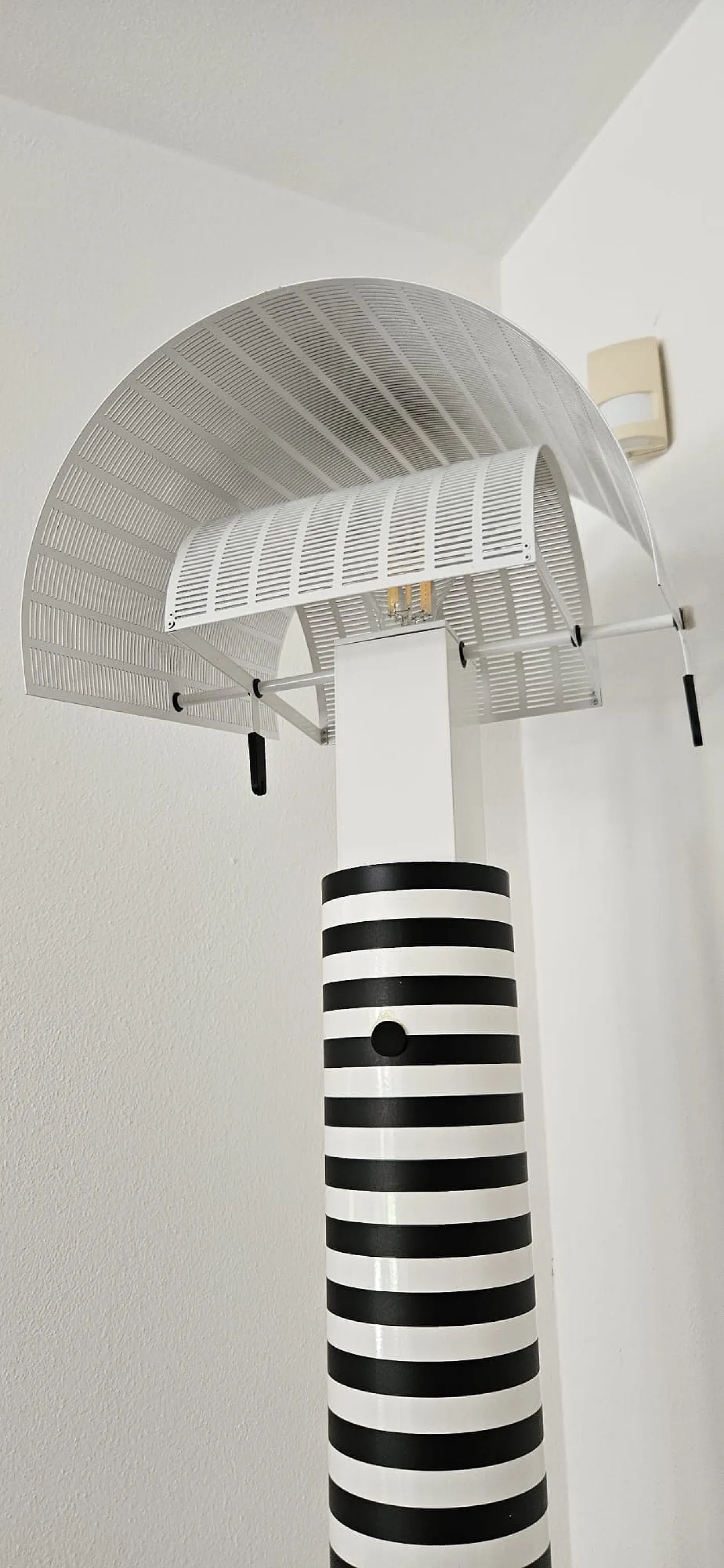Lampada da terra postmoderna a strisce, anni '90 1